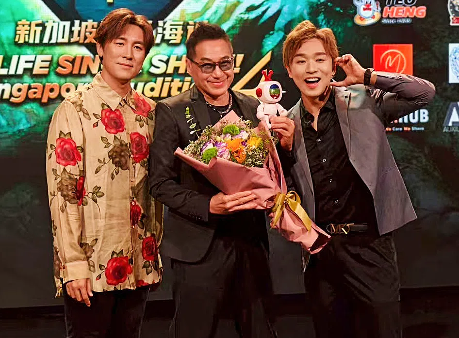 文章（中）担任《中年好声音4》新加坡海选的评审之一，无线视帝谭俊彦（左）和《中年好声音3》八强的王郑浚仁（右）是活动嘉宾。（取自艺人微博）