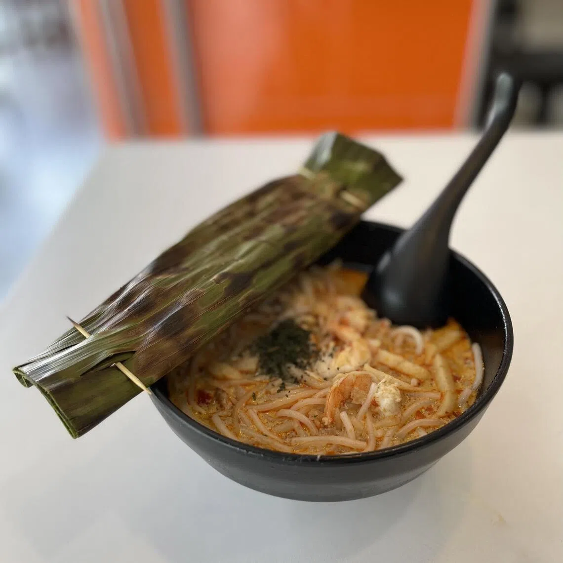 叻沙与乌打是绝配，香辣够味，口感丰富。（黄靖晶摄）