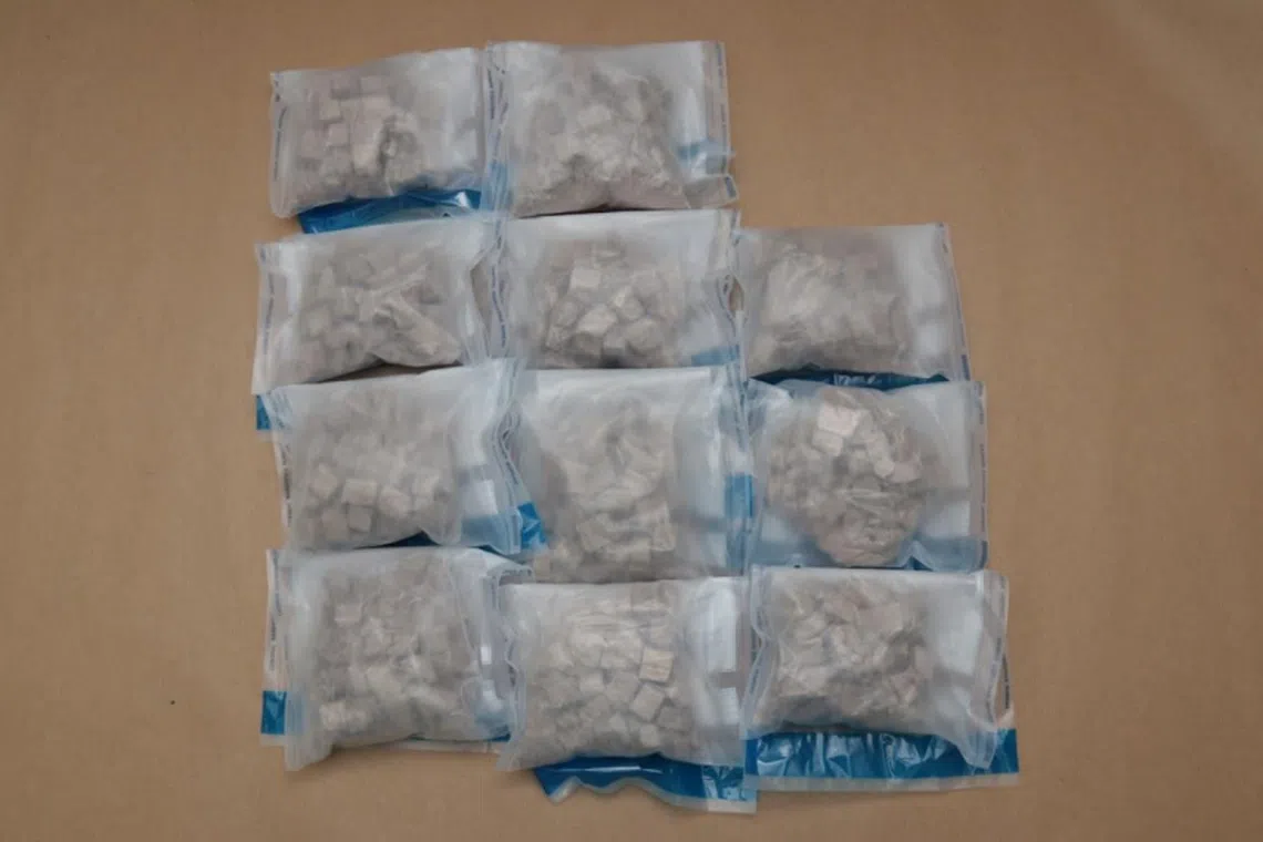 肃毒人员星期三（26日）在淡滨尼22街一住宅单位展开突击行动后查获的海洛英等毒品。（肃毒局提供）