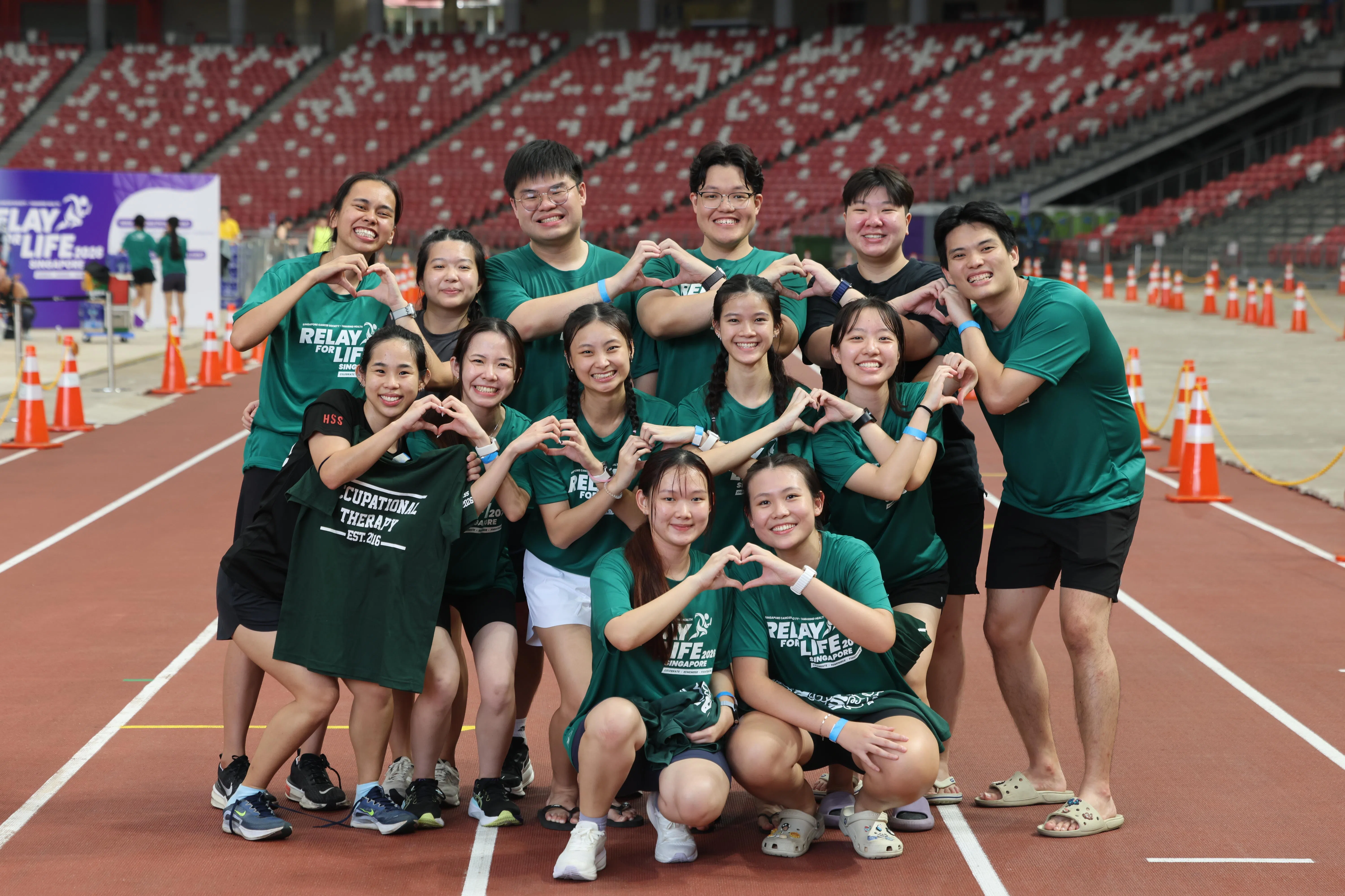 陈羿嘉（前排左一）和她的新工大伙伴们， 从3月14日傍晚至15日上午在国家体育场，彻夜不眠“为生命接力”，传达与癌患同行，彼此扶持的心愿。（梁麒麟摄）