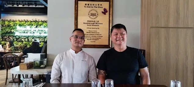 精通西餐的“突破樟宜村”主厨张德同（左）与擅长中餐的“突破村庄”主厨陈明裕（右），将共同负责培训工作，并参与中央厨房的设计与设备采购。（突破宣道之家提供）