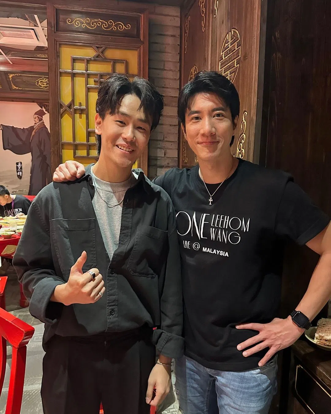 卓振声（左）担任王力宏巡演和音，和偶像近距离互动。（取自卓振声IG）