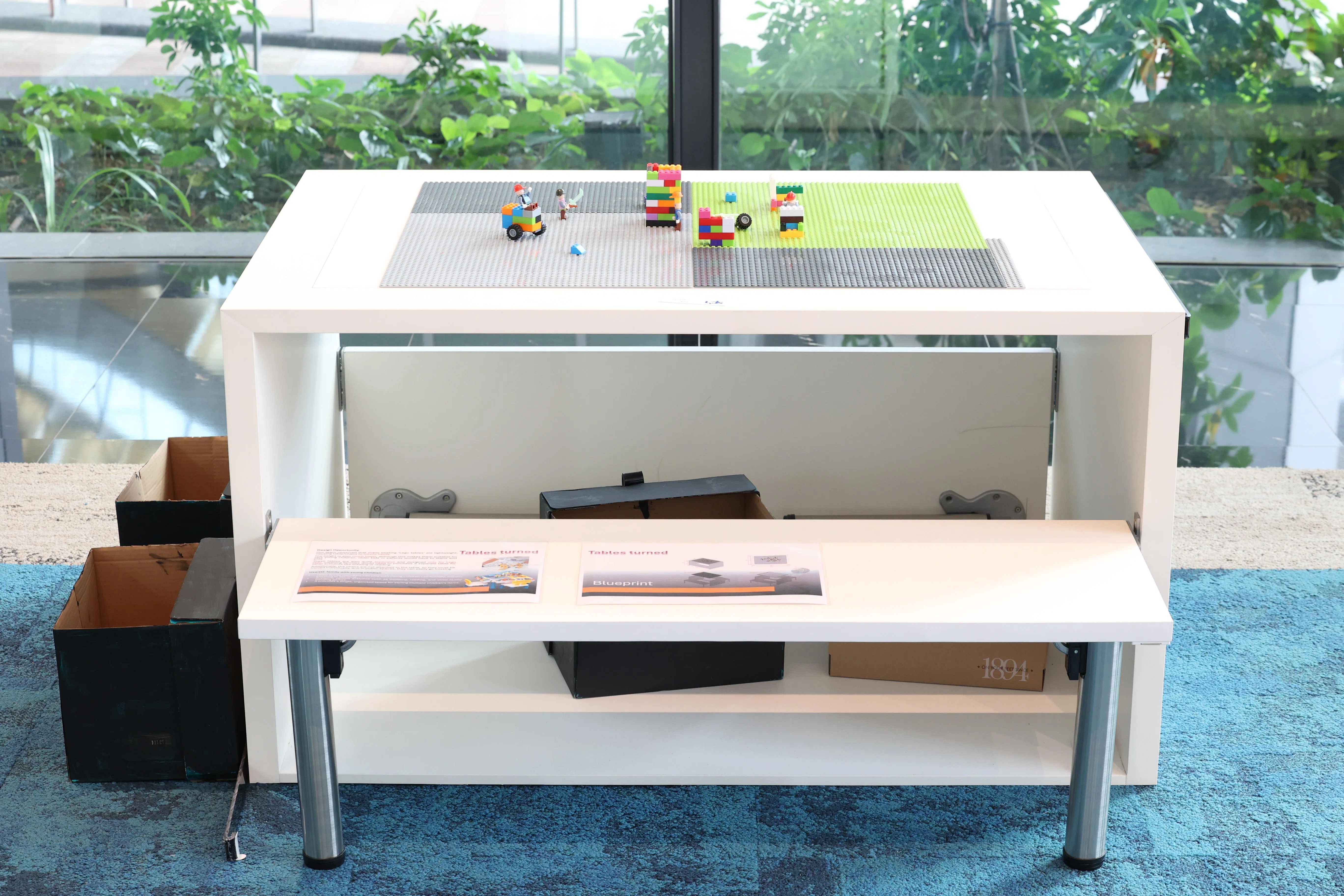  “逆转桌”的桌面可翻转，一边方便拼乐高，另一边附白板，方便涂写。（何家俊摄）