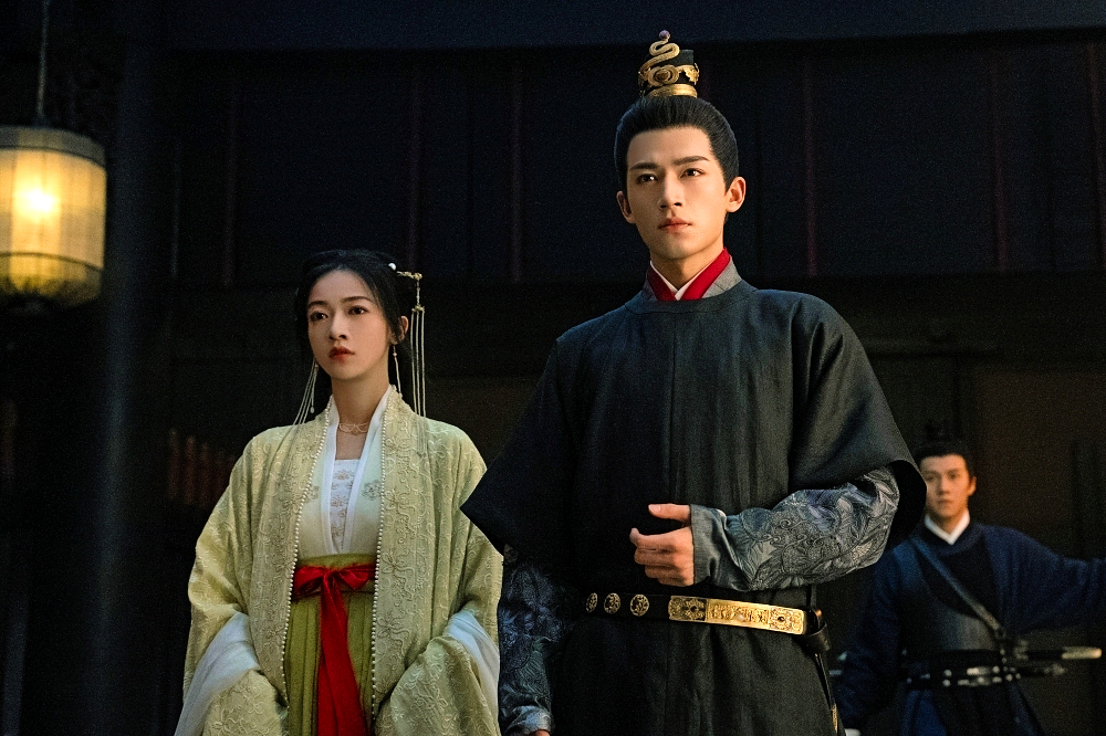 王星越（右）在《墨雨云间》饰演的男主角肃国公睿智果断，加上角色冷酷又高深莫测，圈粉无数。（互联网）