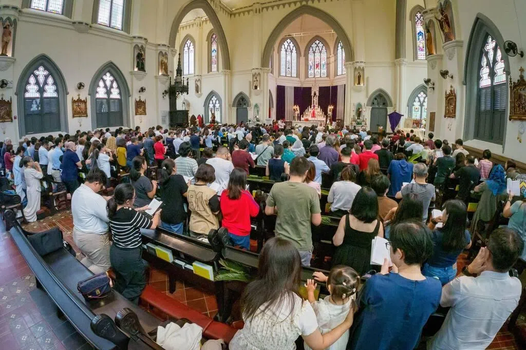 星期五（4月3日）是耶稣受难日，当前世界动荡不安，黄循财总理反思和平、尊重与关怀的重要性；国务资政李显龙呼吁人们勿失去希望，守护新加坡现有的和平与和谐。