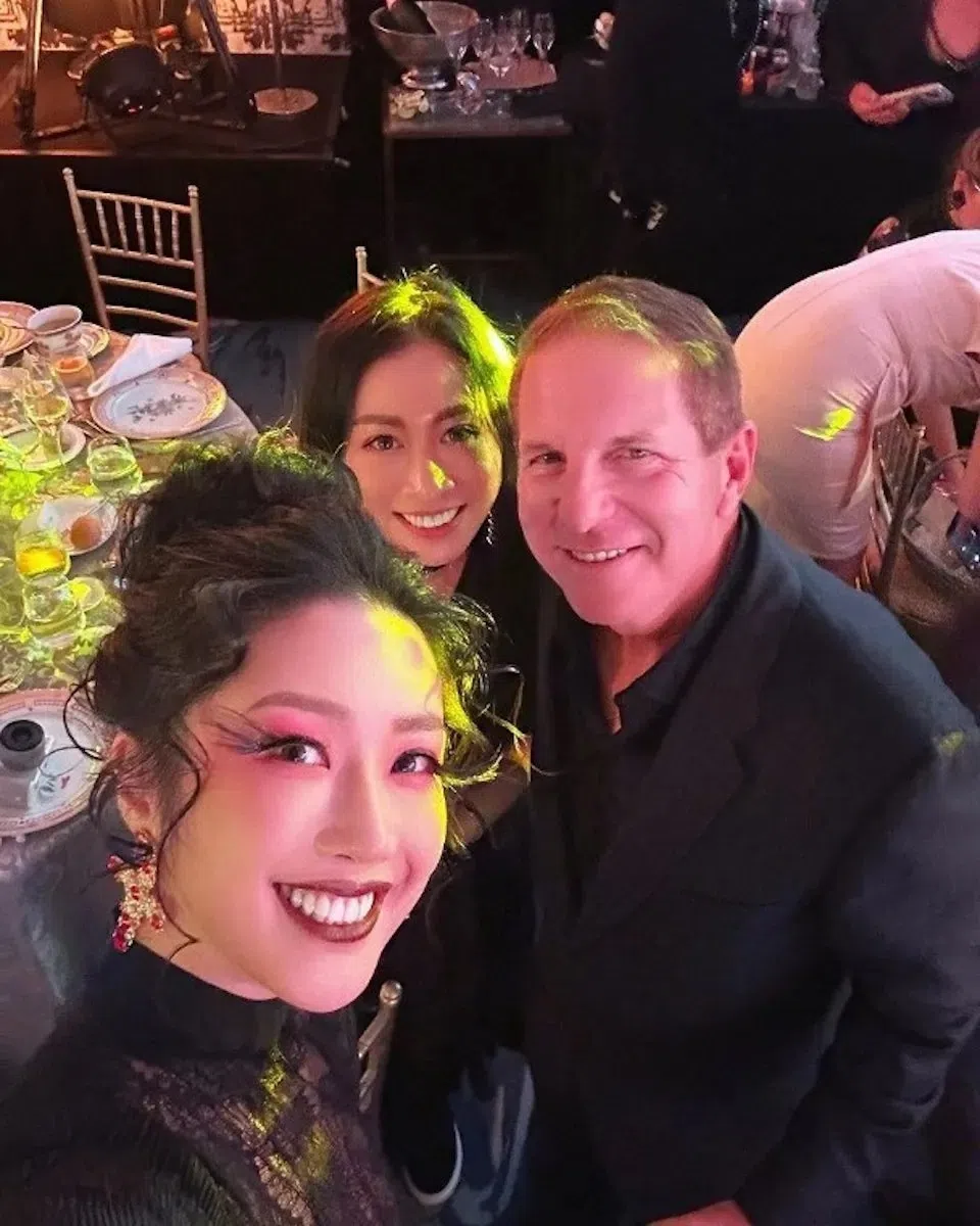 崔碧珈（左一）被挖出多张与李玟老公Bruce的合照。（互联网）