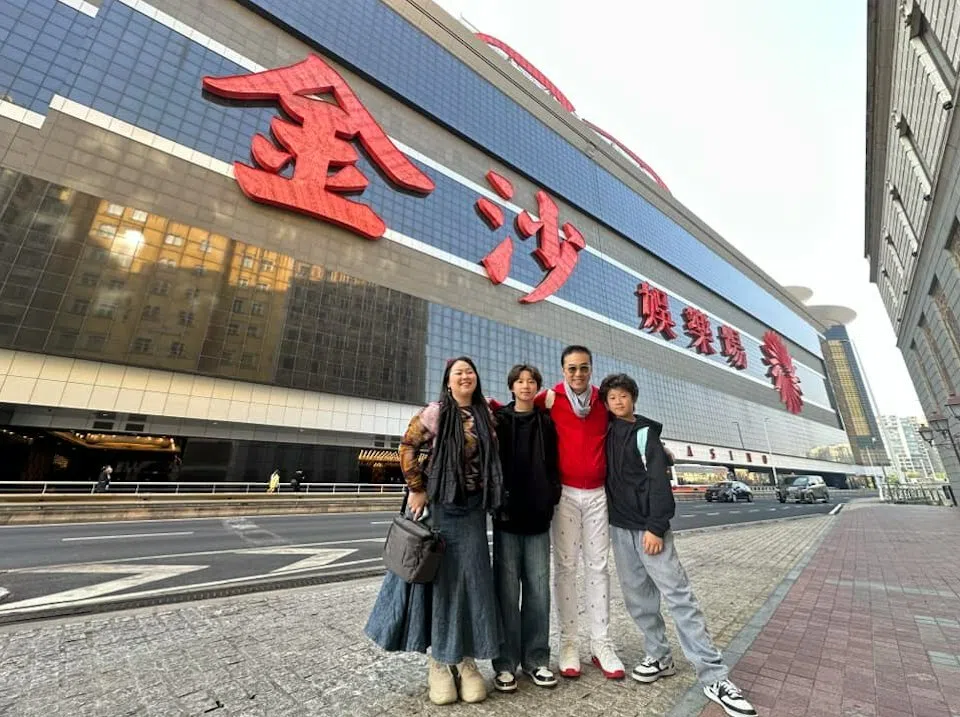 何英伟（右二）和妻子（左一）育有两个儿子。（互联网）