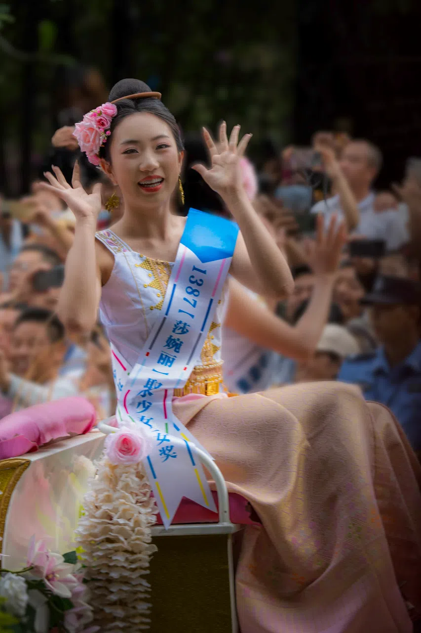 取水少女笑逐颜开。（蔡光发摄）