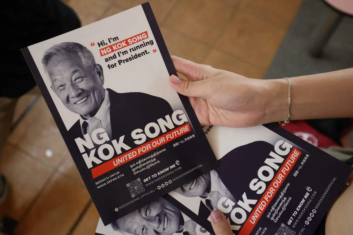 总统候选人黄国松没有印制和张挂海报与布条，只会在走访活动上分发传单助选。（何家俊摄）