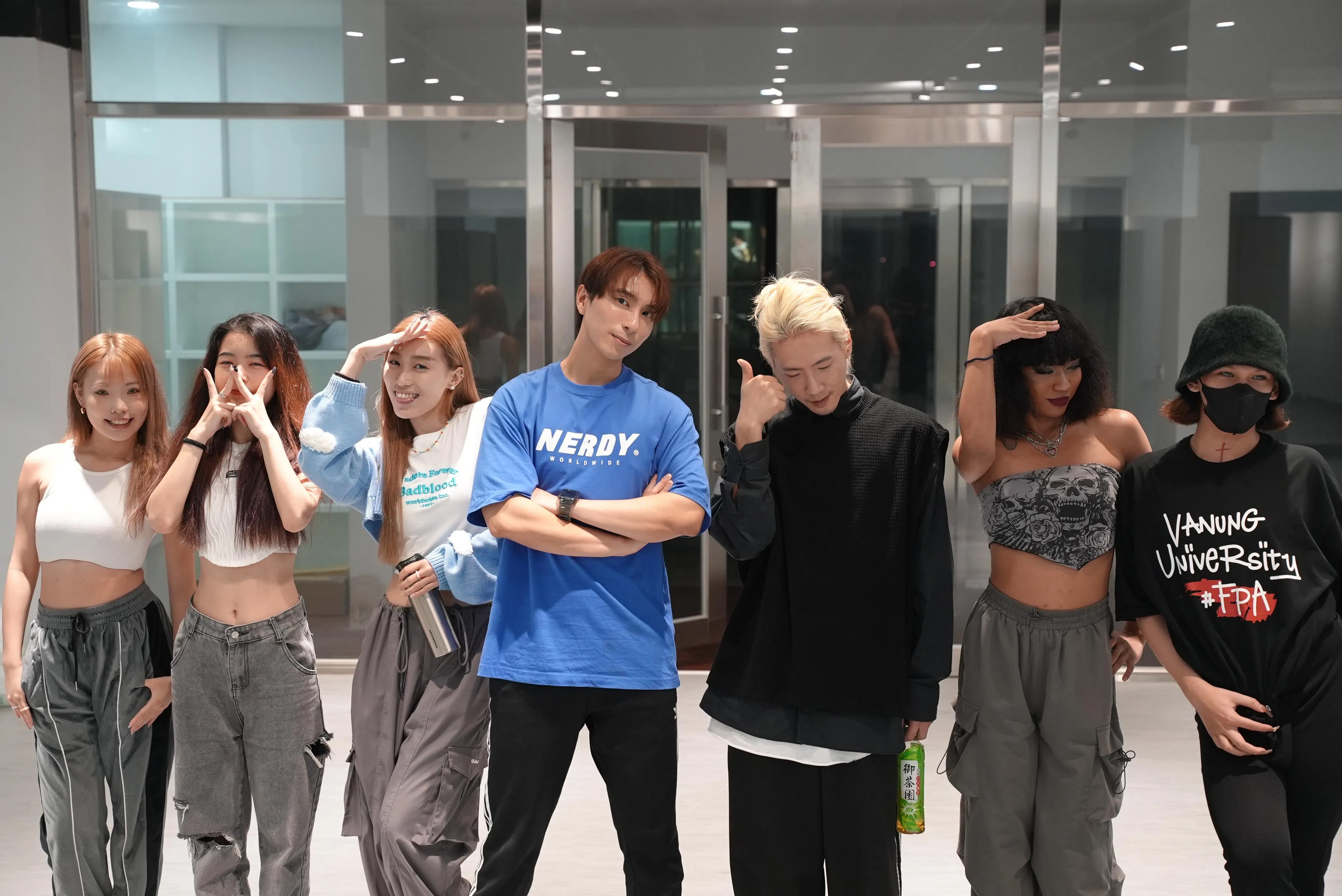 丘俊鑫（中间蓝衣者）这几天和台湾舞蹈团队排舞时，身体已经感到不适。（赤龙国际提供）