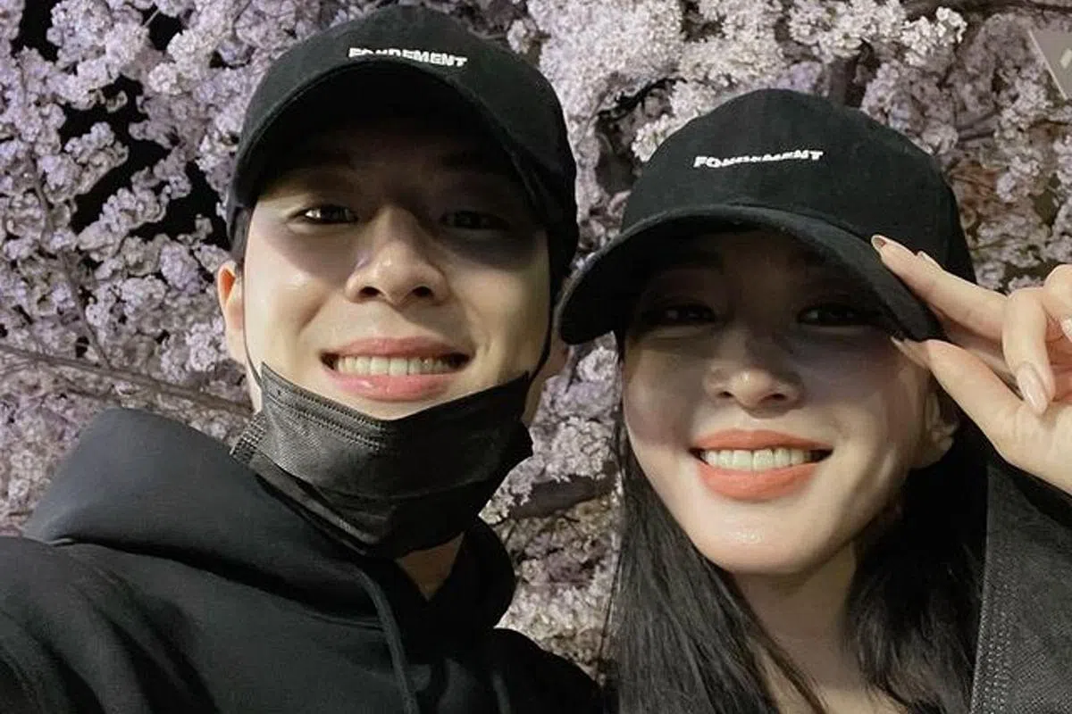 韩艺瑟在社媒上的言行都是大众焦点，尤其是5月与小10岁男友认爱后，男方随即被爆曾当牛郎、吃软饭等。（互联网）