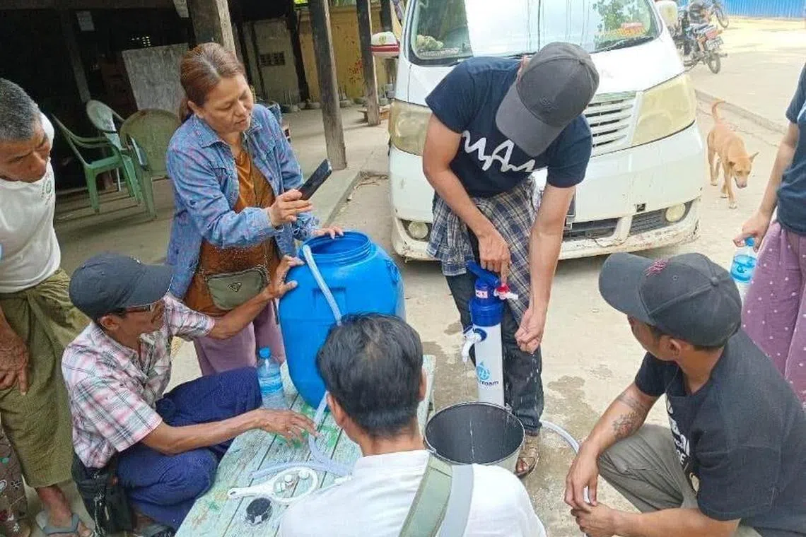 苏汉把滤水器捐赠给缅甸当地医疗行动组织Medical Action Myanmar和亚细安人道援助协调中心AHA Centre。（受访者提供）