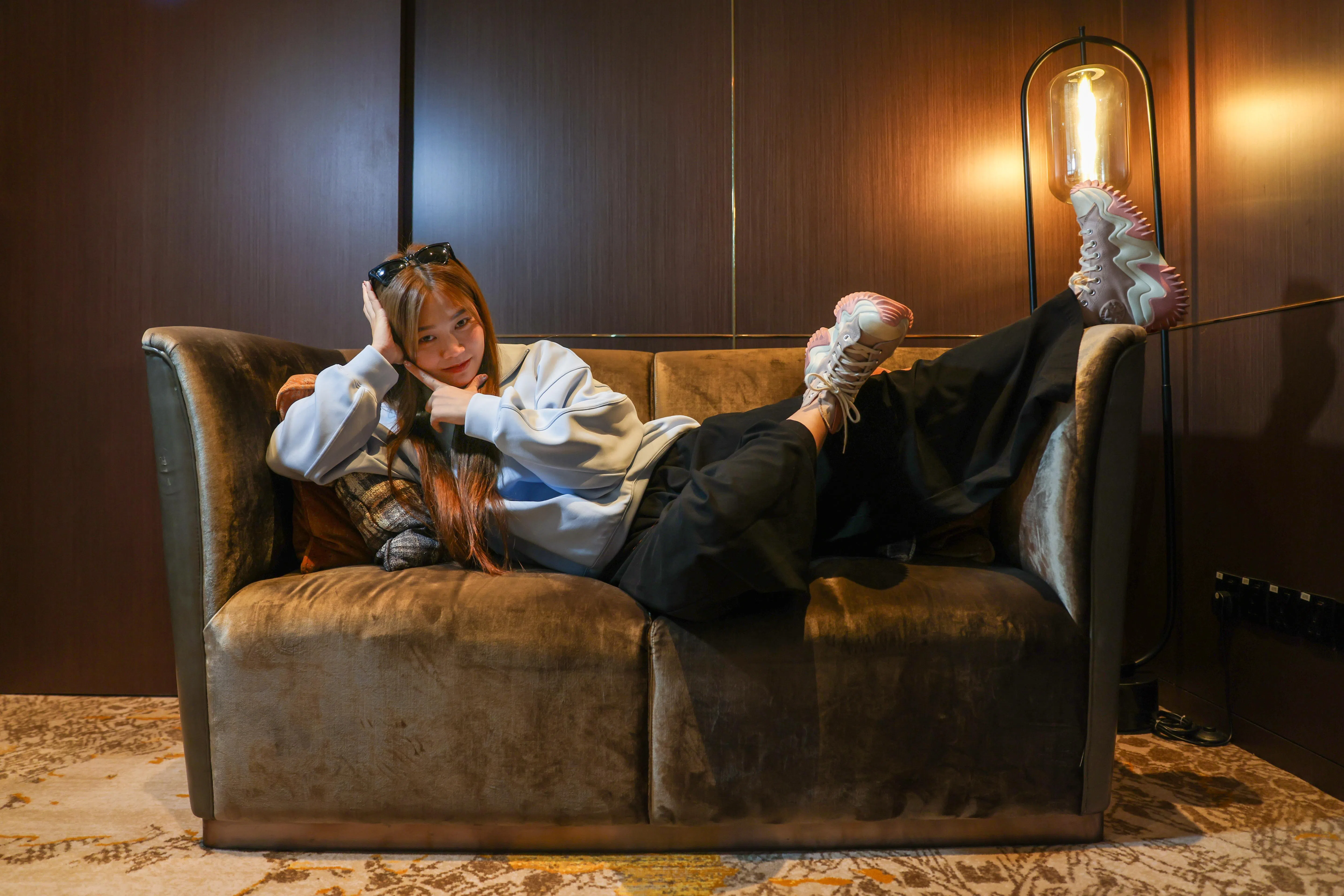 个性直率的大颖拍照时突然“宕机”想不出姿势，干脆侧躺沙发直说“我不介意这么拍”。（白艳琳摄）