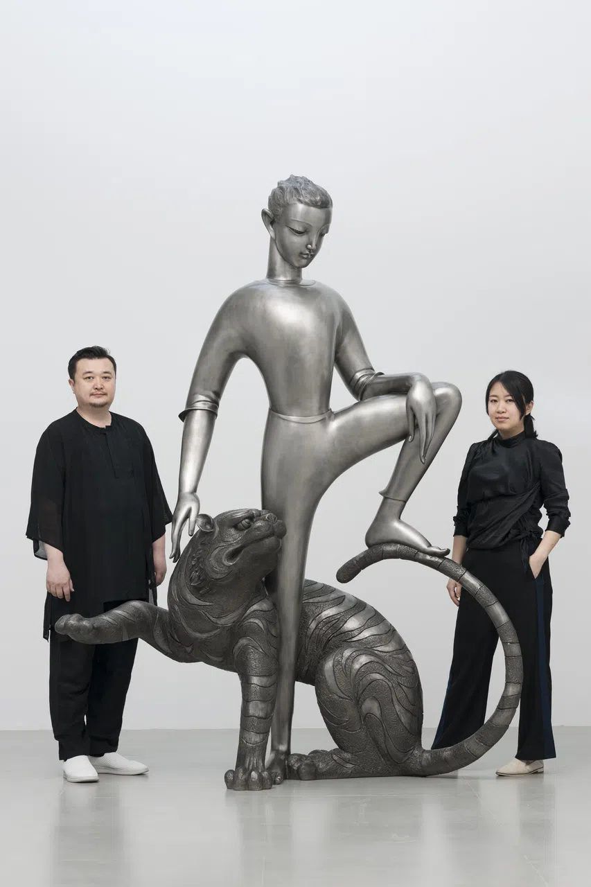 中国艺术家夫妻档李伟（左）和刘知音在东南亚个展“且听风吟”。（白石画廊提供）
