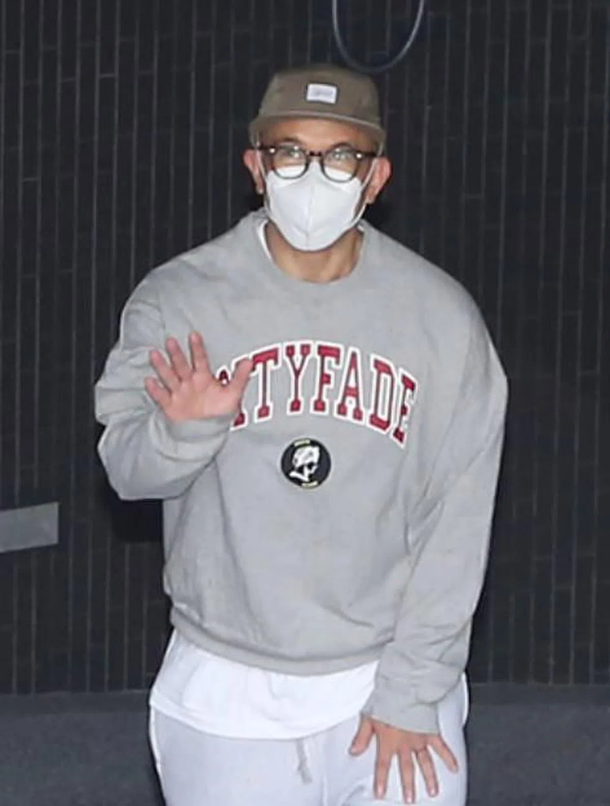 具俊晔在隔离酒店做PCR时，左手无名指可以看到刺青。（互联网）