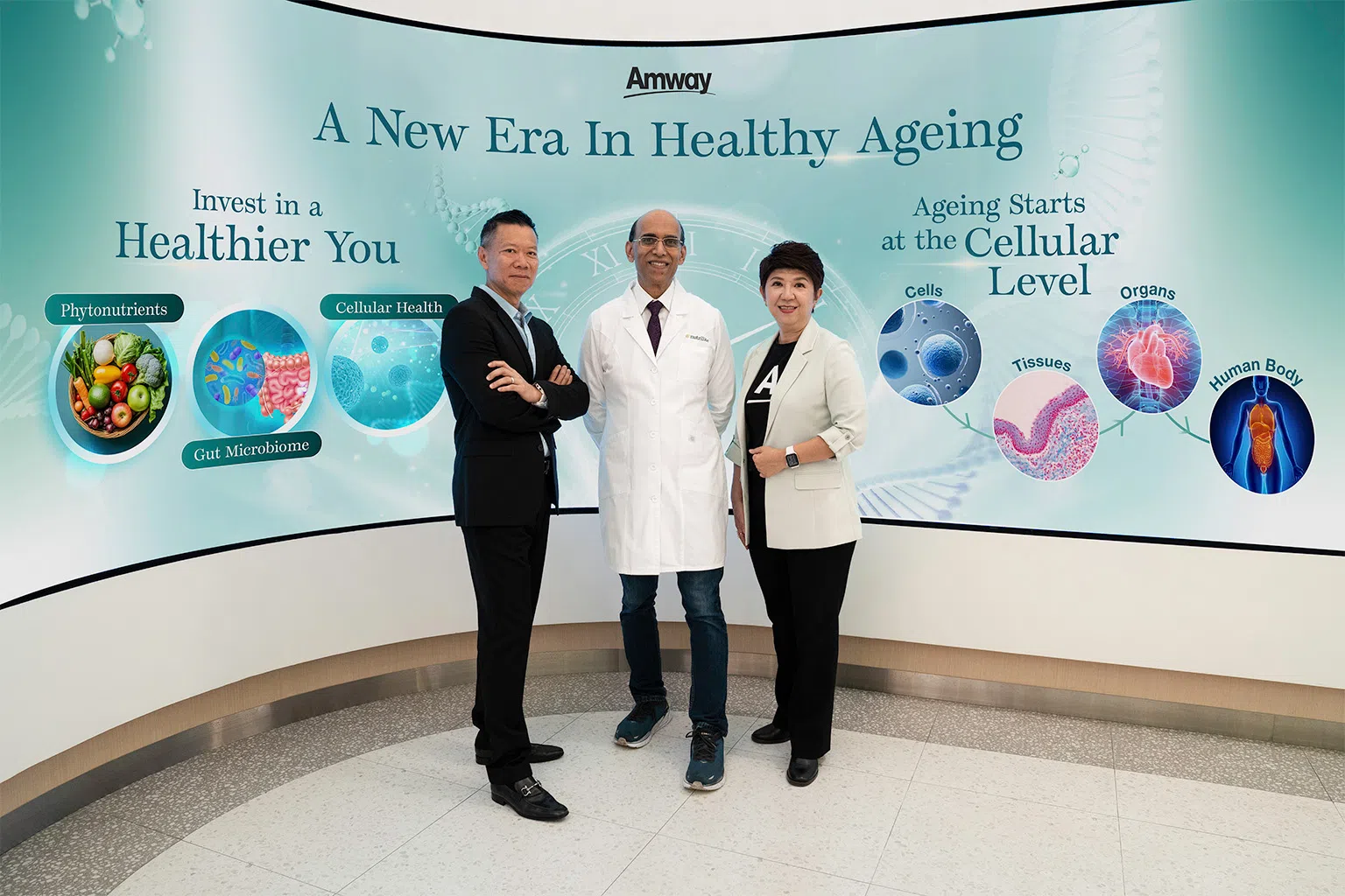 （从左至右）安利新加坡、马来西亚、汶莱、印度尼西亚与菲律宾董事经理迈克·杜昂；安利东南亚、印度及台湾地区研发总监夏姆·拉玛克里希南博士；以及安利新加坡总经理郭丽菁。（安利新加坡提供）