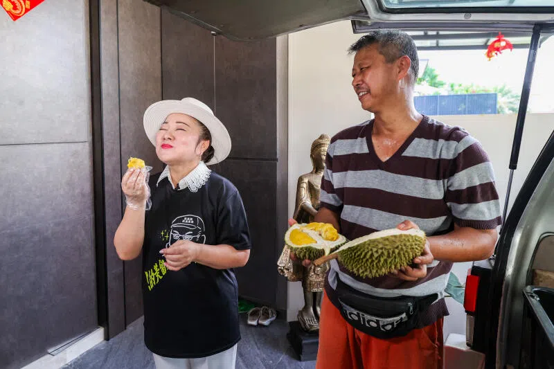 白冰冰（左）拿起榴梿一吃，沉醉表情道尽个中美味。（陈斌勤摄）