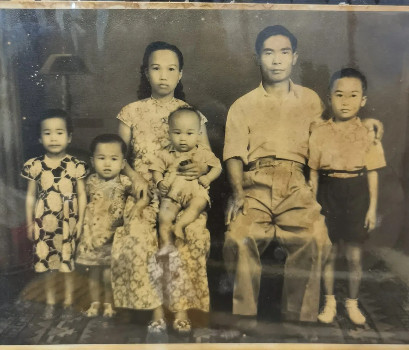 林高未满周岁的合家照。左起：大姐、二姐、母亲（抱着林高）、父亲、大哥。（作者提供）