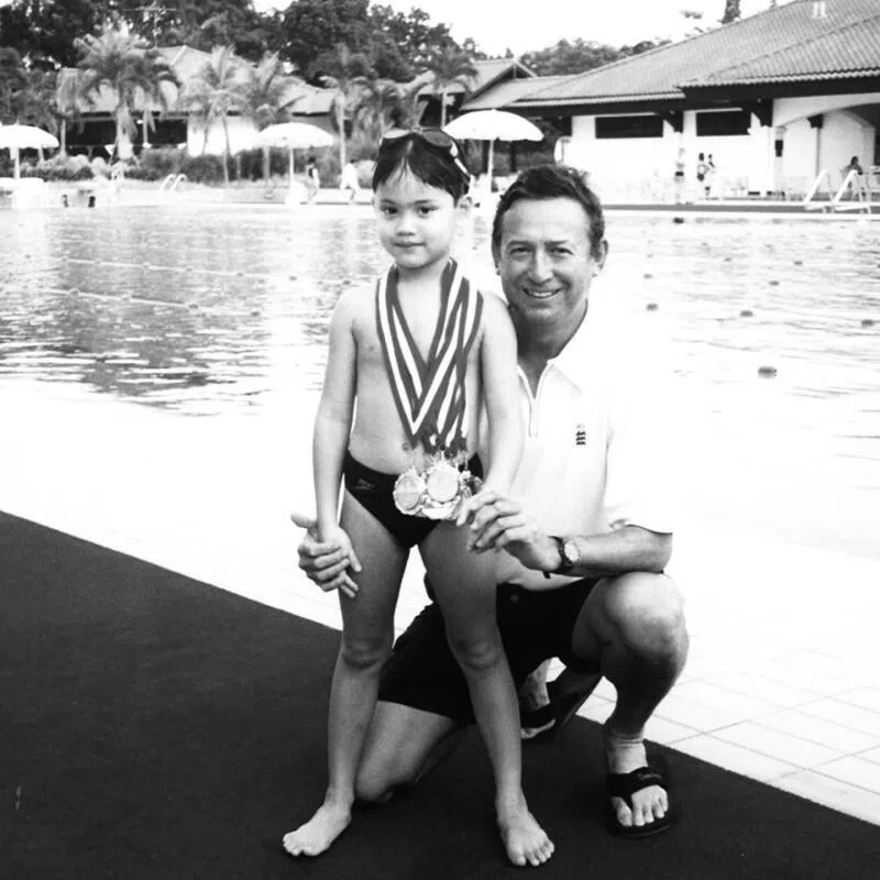 在约瑟林（左）小时候，父亲斯库林（右）总开玩笑说他脚趾间长了蹼。后来父亲在2021年过世，到今天再回忆起这个“笑话”，让跻身国际游泳名人堂的约瑟林感慨万千。（档案照片）