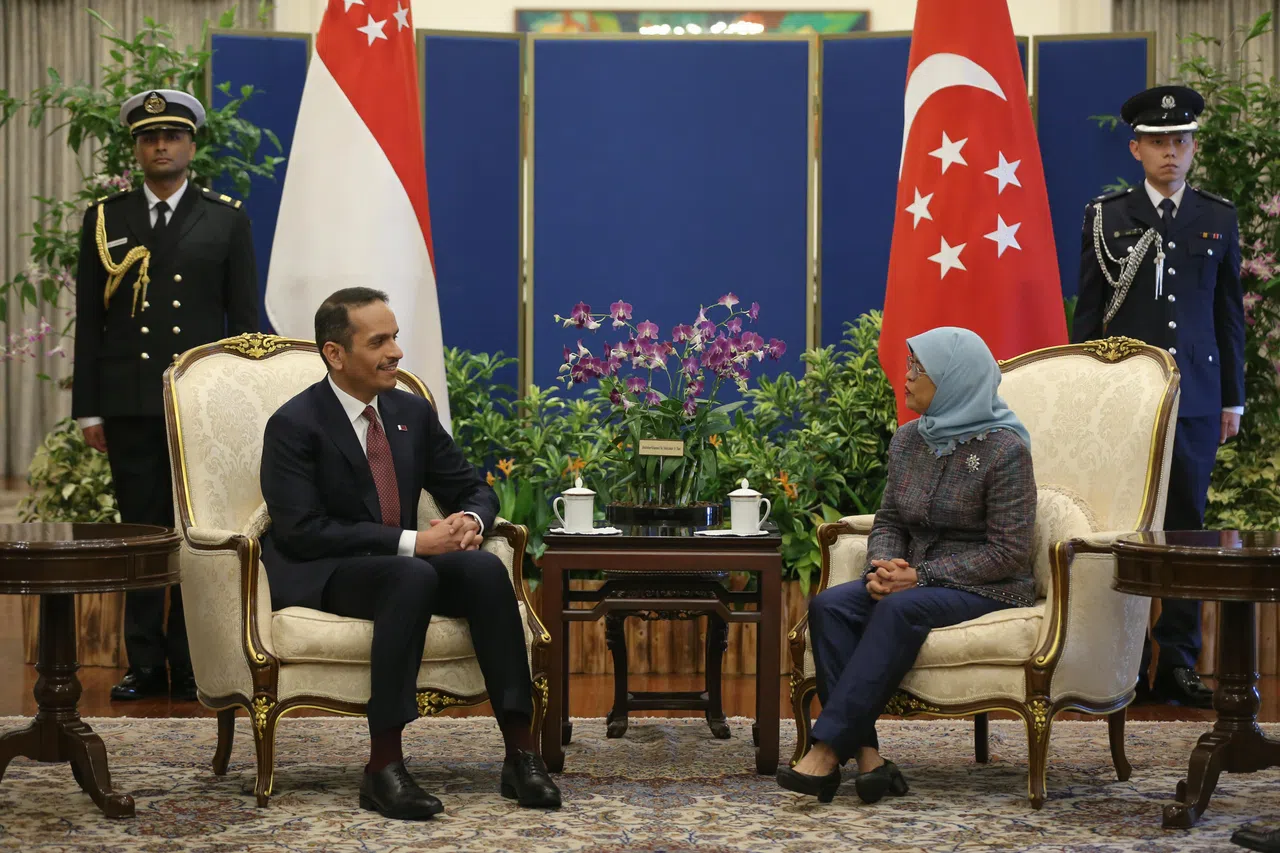 来新访问的卡塔尔首相兼外交部长穆罕默德（前左）在总统府与哈莉玛总统（前右）会晤。两人曾于6月在哈莉玛访问卡塔尔时见面。这也是哈莉玛身为总统，最后一次与访新的国外领导人会晤。（海峡时报）