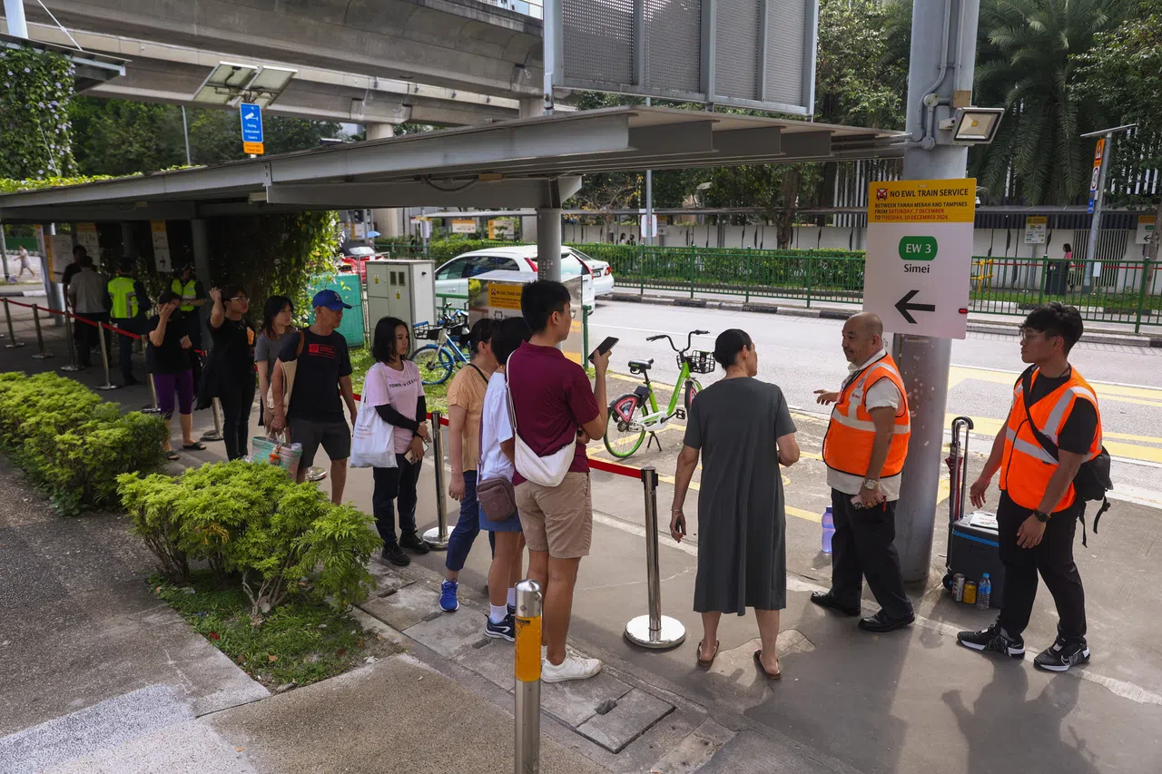 公众在四美地铁站外，排队等候7号接驳巴士前往丹那美拉站。（白艳琳摄）