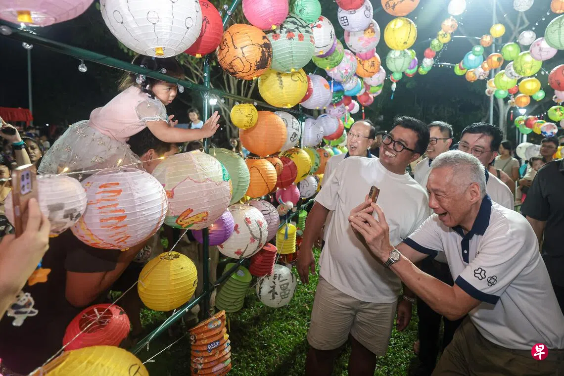 李资政提灯同赏初九明月 德义居民畅玩趣味中秋