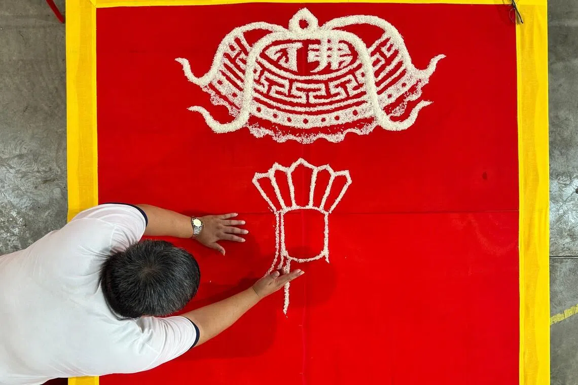 大型米图是新加坡善堂的一大特色，米图师除了要有一双巧手，也须兼备美感。（龙国雄摄）