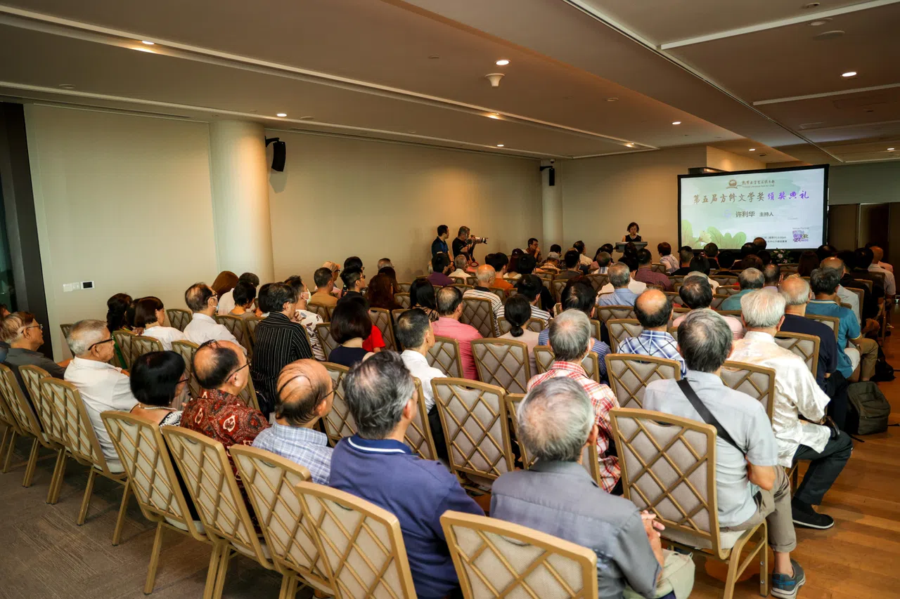 第五届方修文学奖颁奖礼在新加坡华族文化中心6楼创意室举行，新马写作人齐聚一堂。（叶振忠摄）