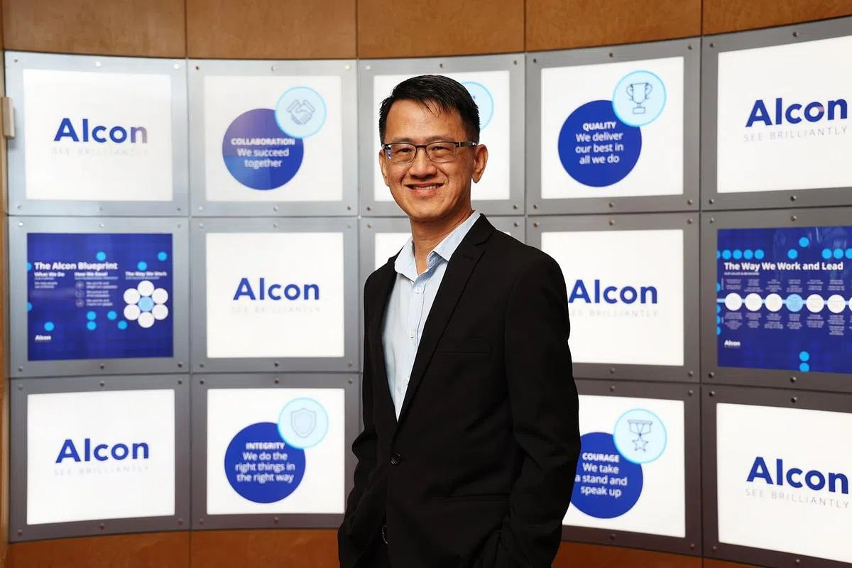 新加坡厂房拥有高生产力，主要受益于全自动化生产线。——爱尔康新加坡总经理黄贾午。（蔡家增摄）