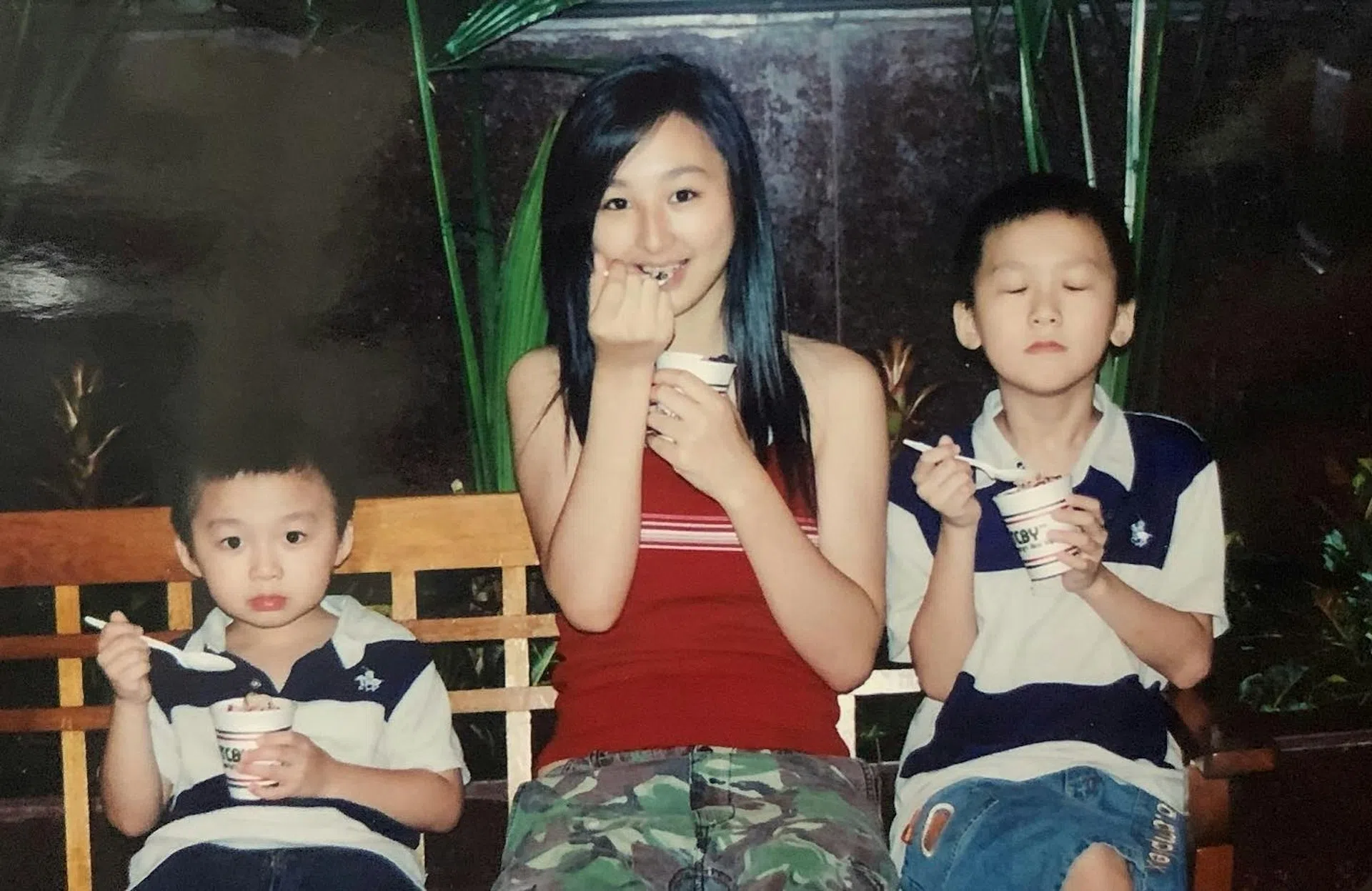 当时父母在女人街摆摊维持生计，高海宁（中）则担负起照顾两个弟弟的重任。（互联网）