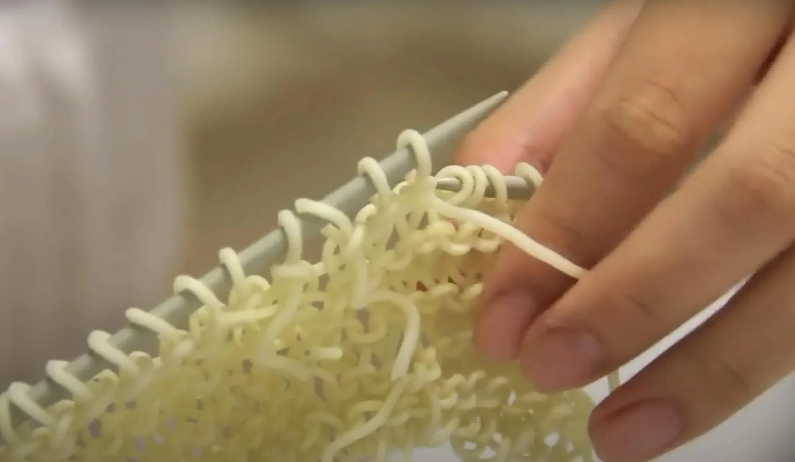 Cynthia Delaney Suwito作品《编织面条》（2025）。（艺术家提供）