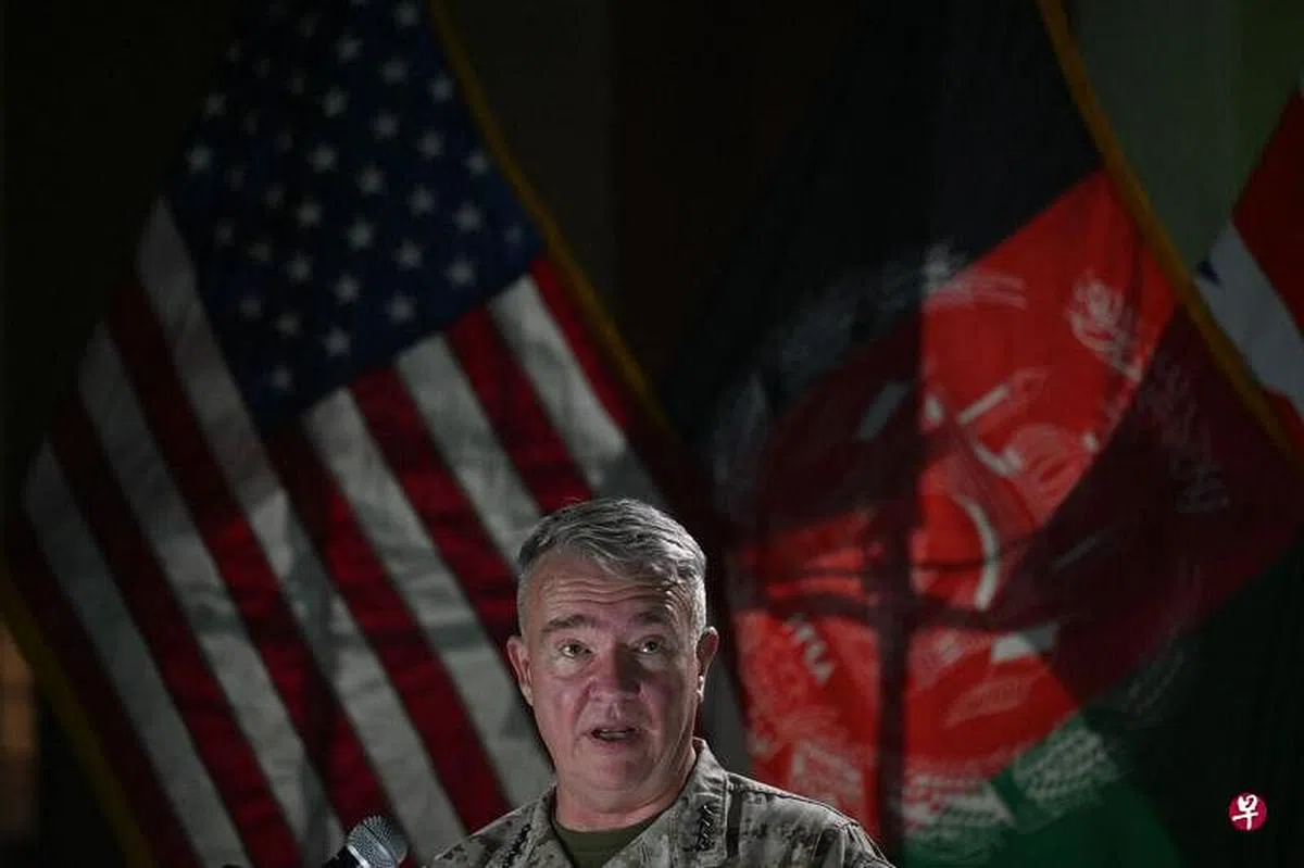 美国中央司令部司令麦肯齐周四确认，喀布尔机场附近连环炸弹袭击造成美军12人死亡、15人受伤。美国国防部过后表示，美军死亡人数增至13人，另有18名美军受伤。（法新社） 