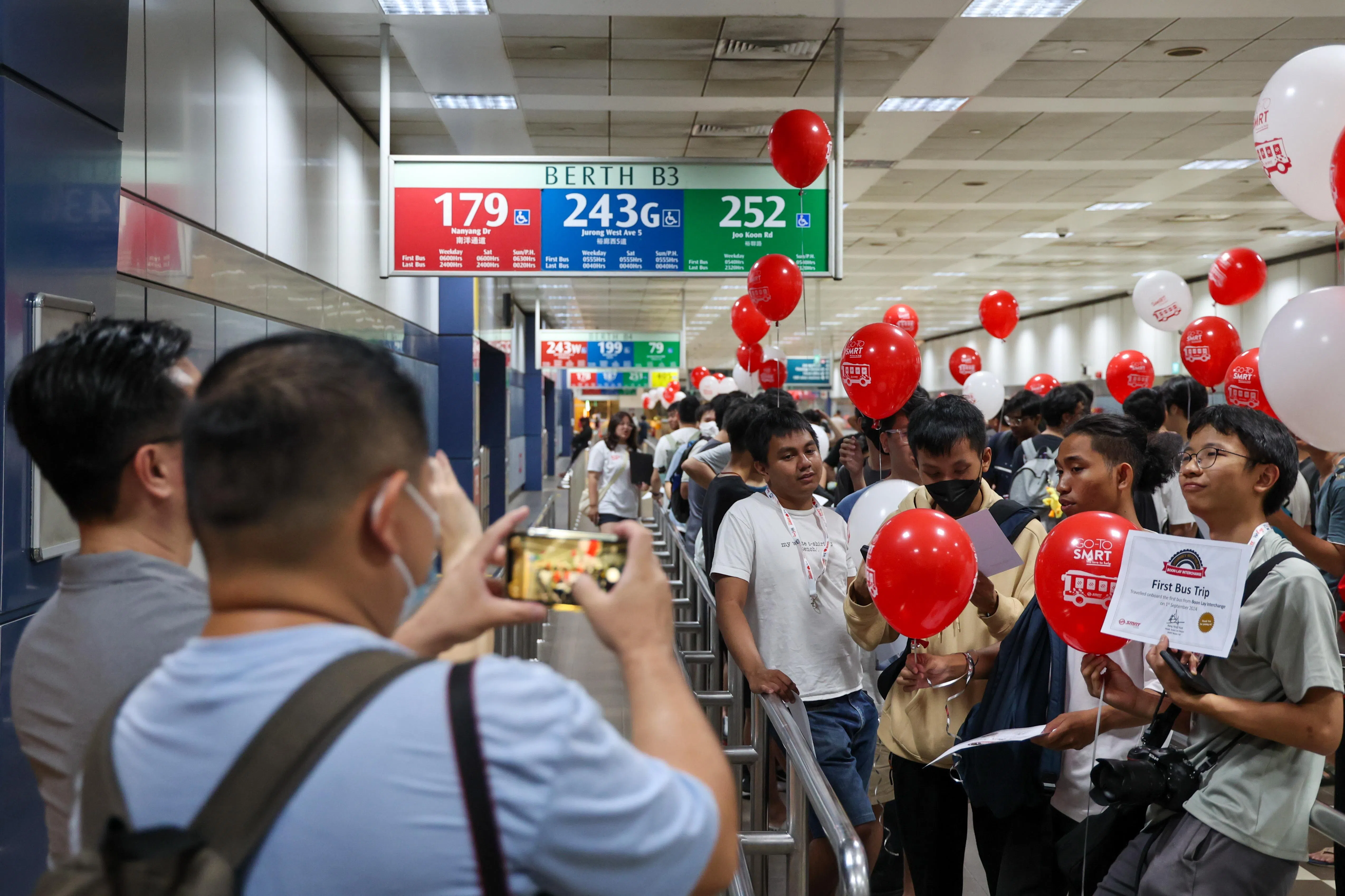 许多巴士爱好者一大早就在文礼巴士转换站等候，准备乘坐首趟改由SMRT经营的巴士，甚至有人从前一天就开始等。（陈斌勤摄）