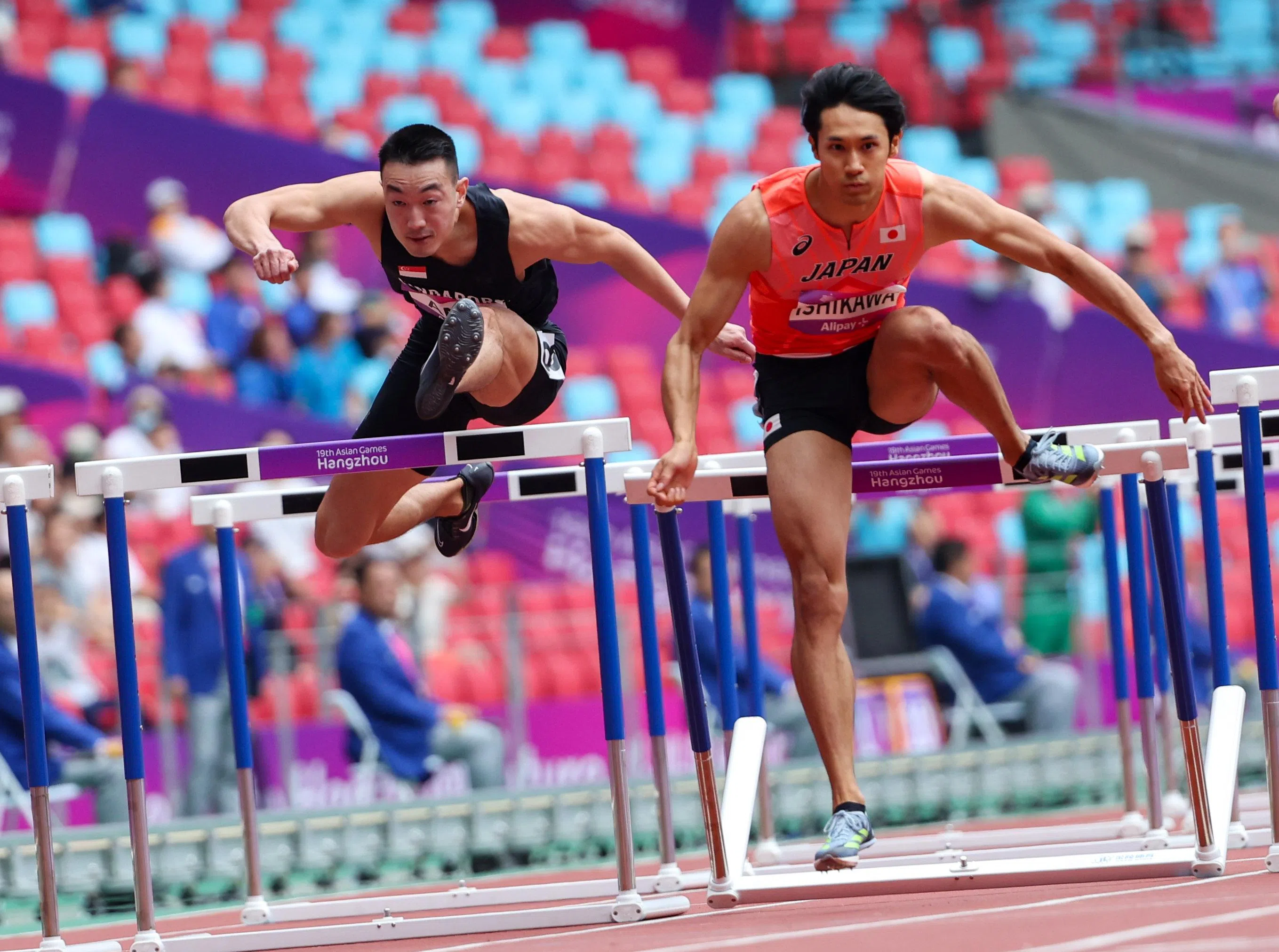 首次参加亚运会的我国跨栏好手洪晨翔（左）成功晋级杭州亚运会男子110栏决赛。 （陈渊庄摄）