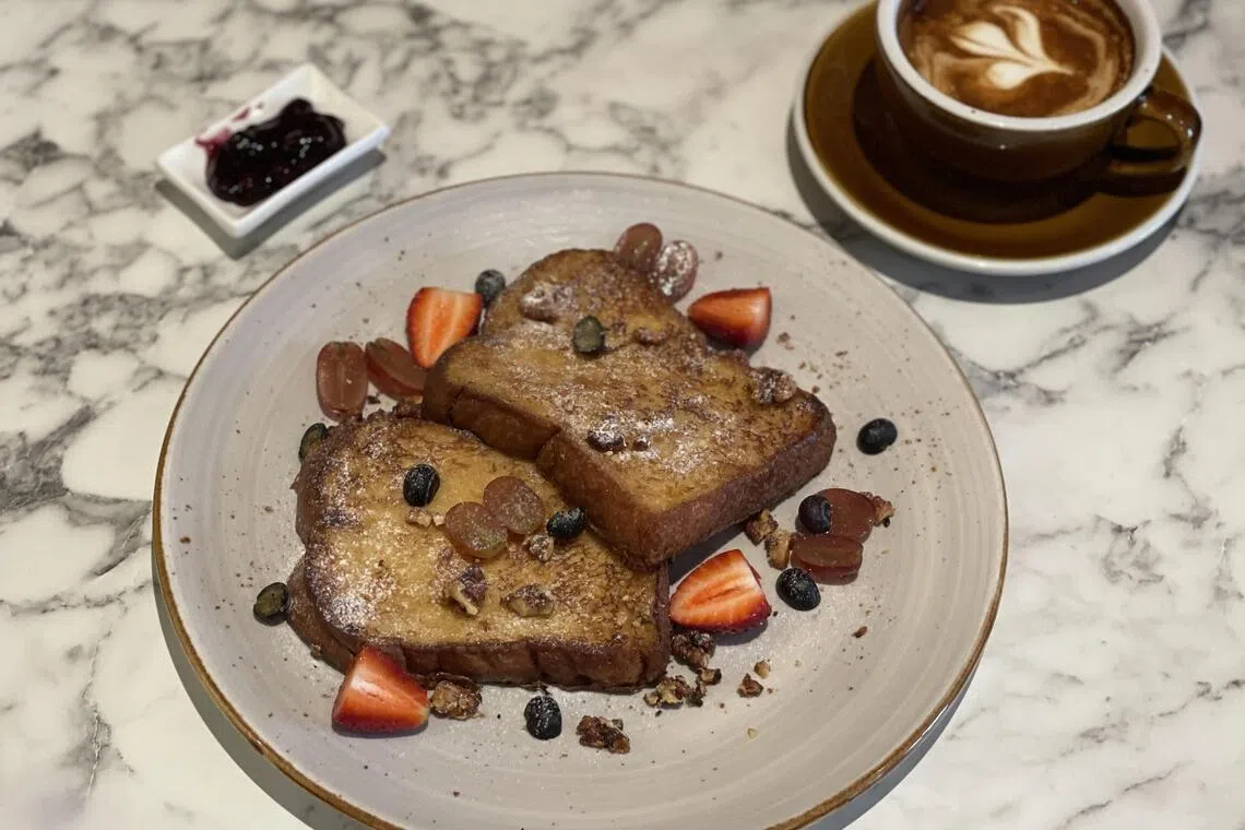 法式土司搭配新鲜草莓、葡萄和蓝莓，也可蘸果酱吃。（黄靖晶摄）