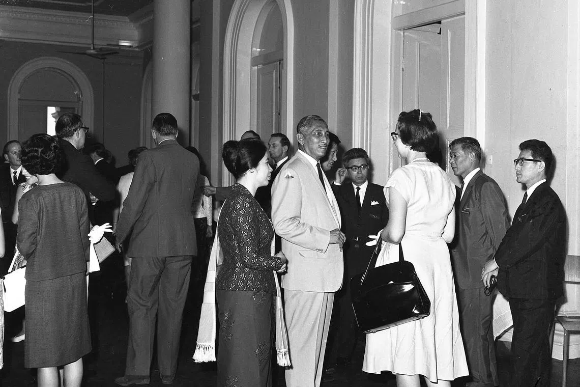 1966年，我国第一任总统尤索夫伊萨（前排中）与夫人艾莎（左）在茶话会。（档案照片）