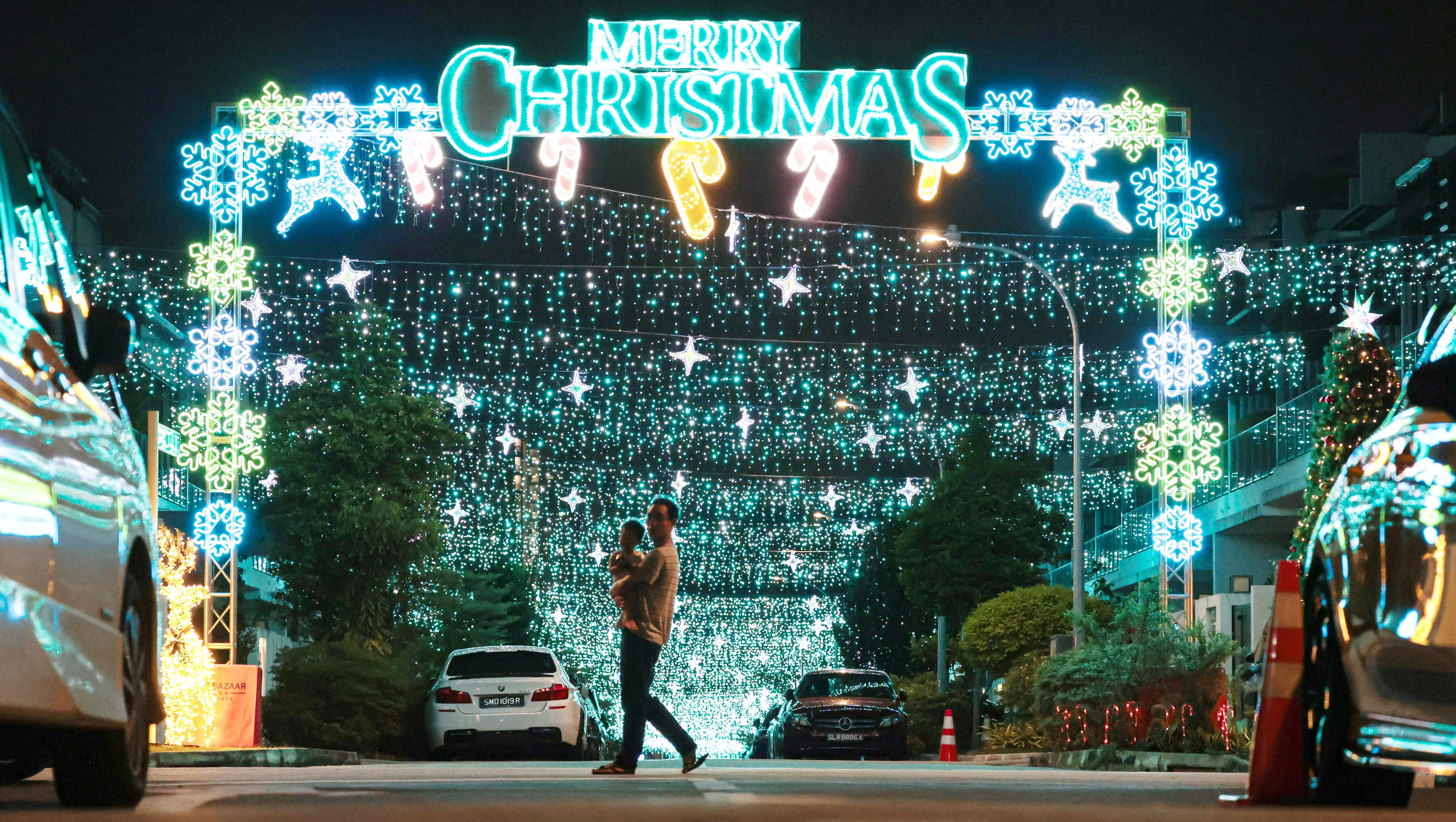 位于乐舍山通道（Luxus Hill Drive），由居民布置的圣诞装饰沿着马路两侧延展，当车辆驶入通道时，灯光闪烁、节日装饰映入眼帘，浓浓的圣诞氛围扑面而来，让人仿佛置身童话世界。（李冠卫摄）