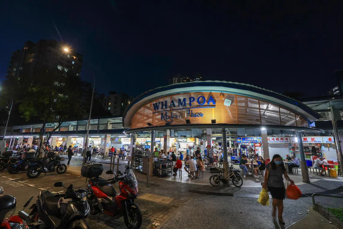 夜幕低垂，大牌90的黄埔通道熟食中心灯火通明，食客到此享用晚餐。（龙国雄摄）