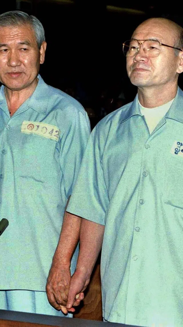 韩国前总统全斗焕（右）和卢泰愚都在卸任后被判入狱，但双双于1997年获得特赦。（路透社）