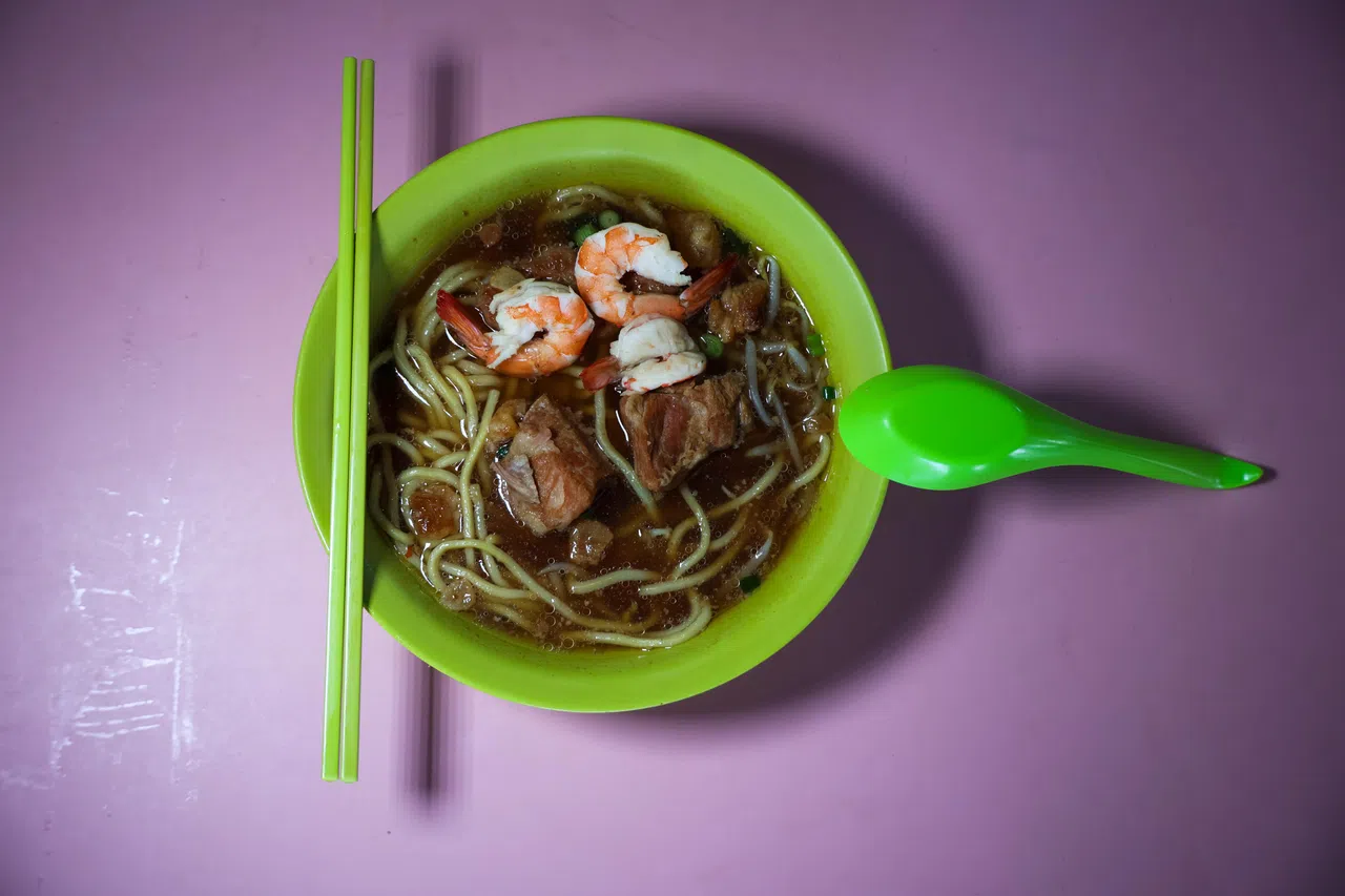 添记熟食的肉骨虾面，搭配酥脆猪油渣，风味十足。（关俊威摄）