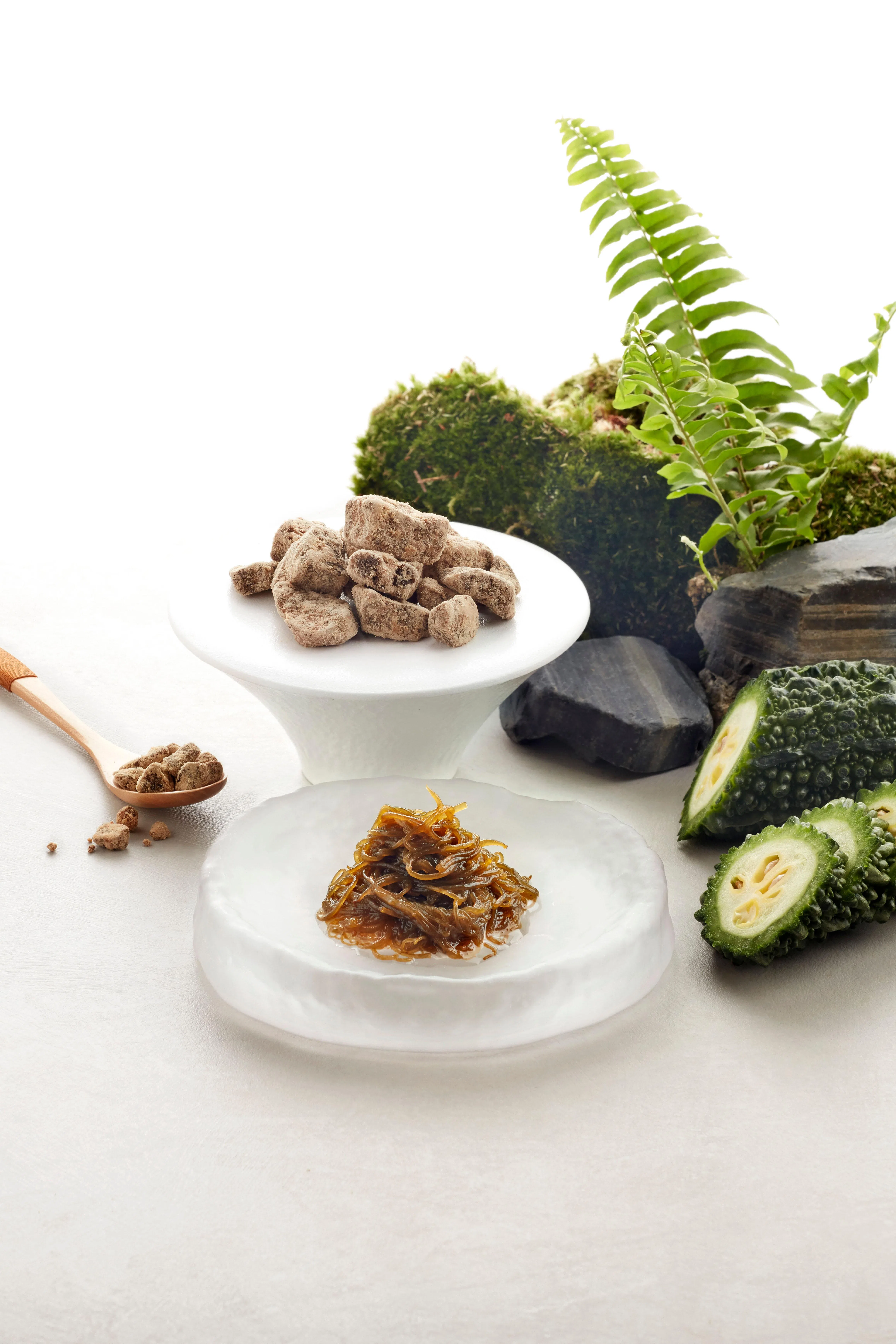 翡翠餐饮集团厨师以冲绳岛特产新鲜食材，炮制出创意限定菜式。（餐馆提供）