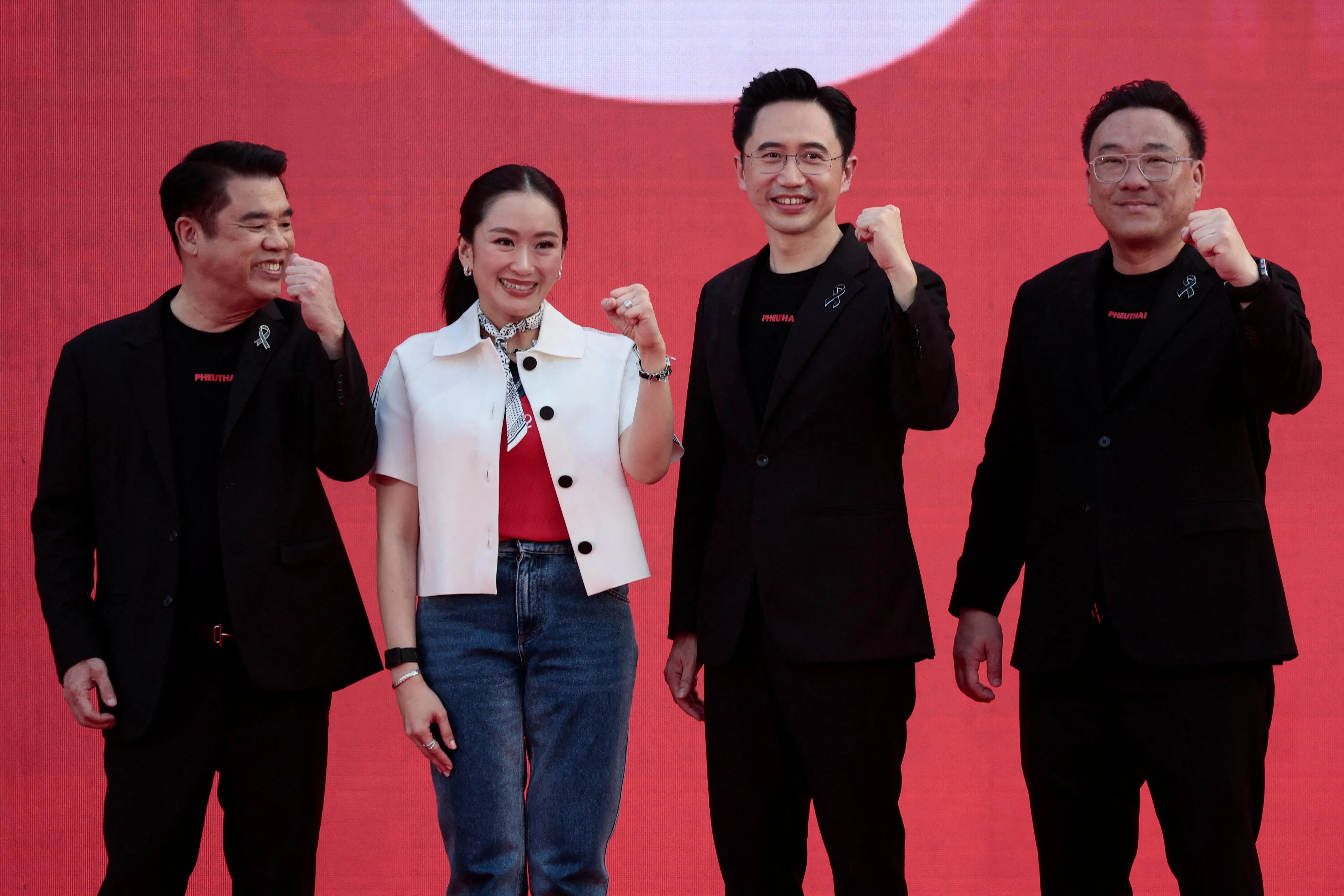 为泰党的前首相佩通坦（左二）周五晚为为泰党的三名首相候选人裕差南（左三）、素里亚（左一）和朱拉汶站台拉票。佩通坦是前首相达信的女儿，裕差南是达信的外甥。（路透社）