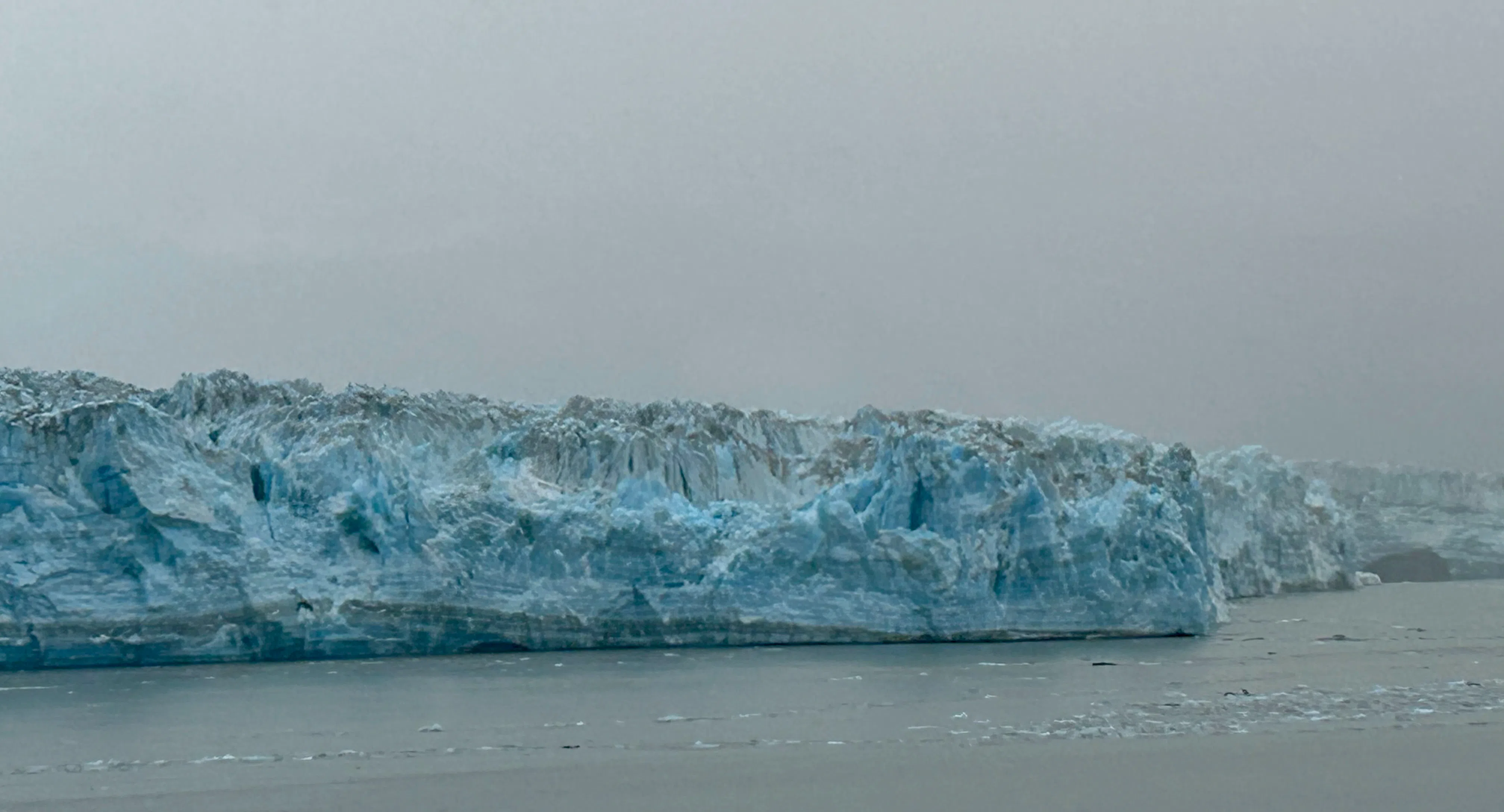 哈伯德冰川是阿拉斯加最长的直接入海的冰川。（黄佩卿摄）