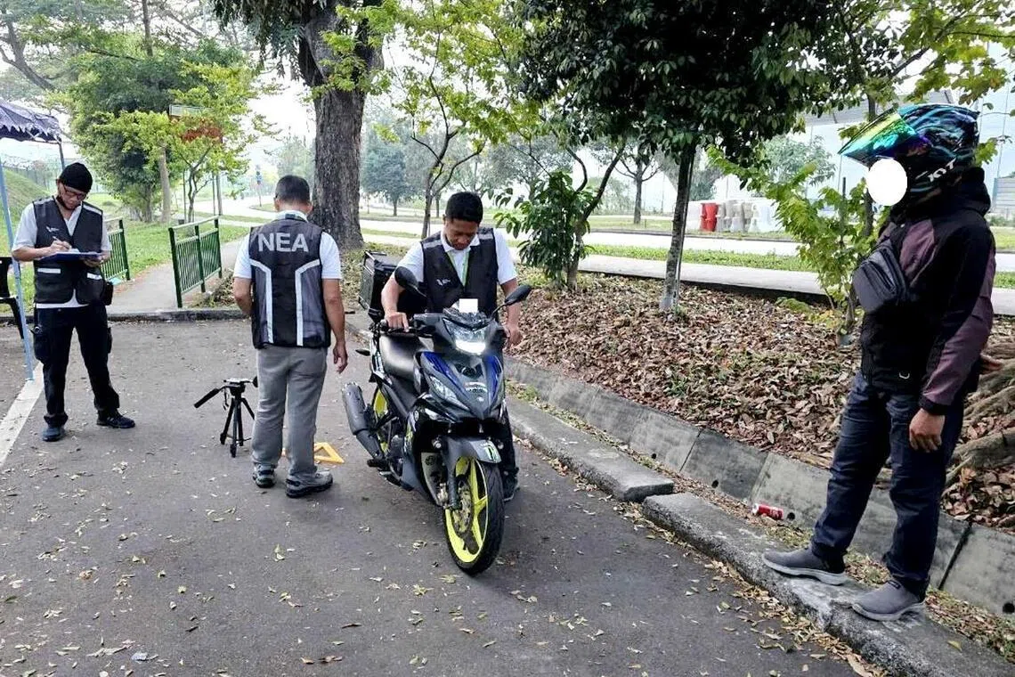 环境局针对废气排放过量或噪音超标等违规行为发出了44张罚单。（新加坡警察部队提供）