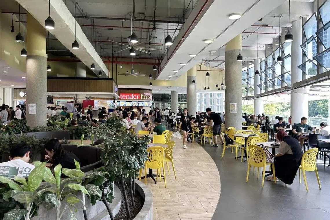 国大食堂加强管制，不让游客在中午高峰时段进入，用餐人数明显减少。（互联网）