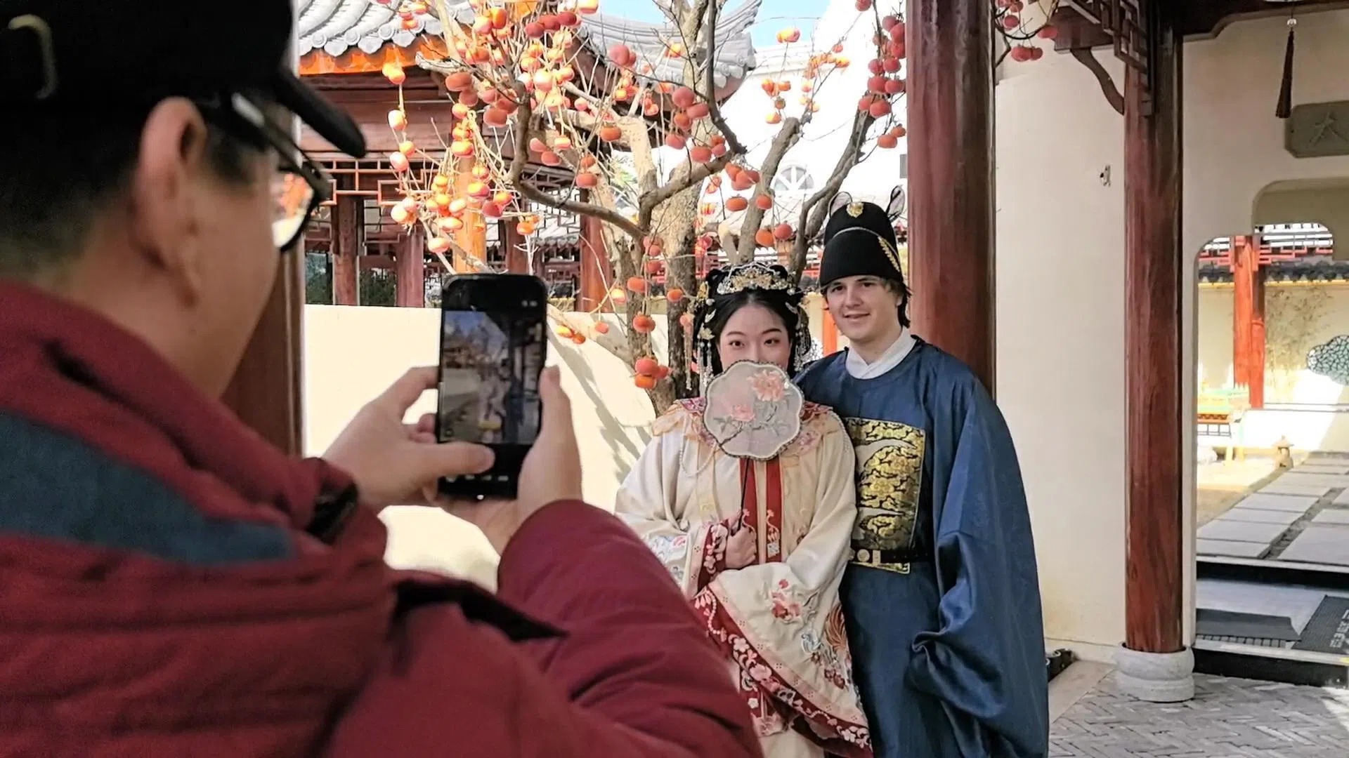 26岁南京女生小周（中）带荷兰籍男友蒂姆（右）体验中国沉浸式餐秀，用餐前换上古装拍照打卡。（SPH Media Limited）