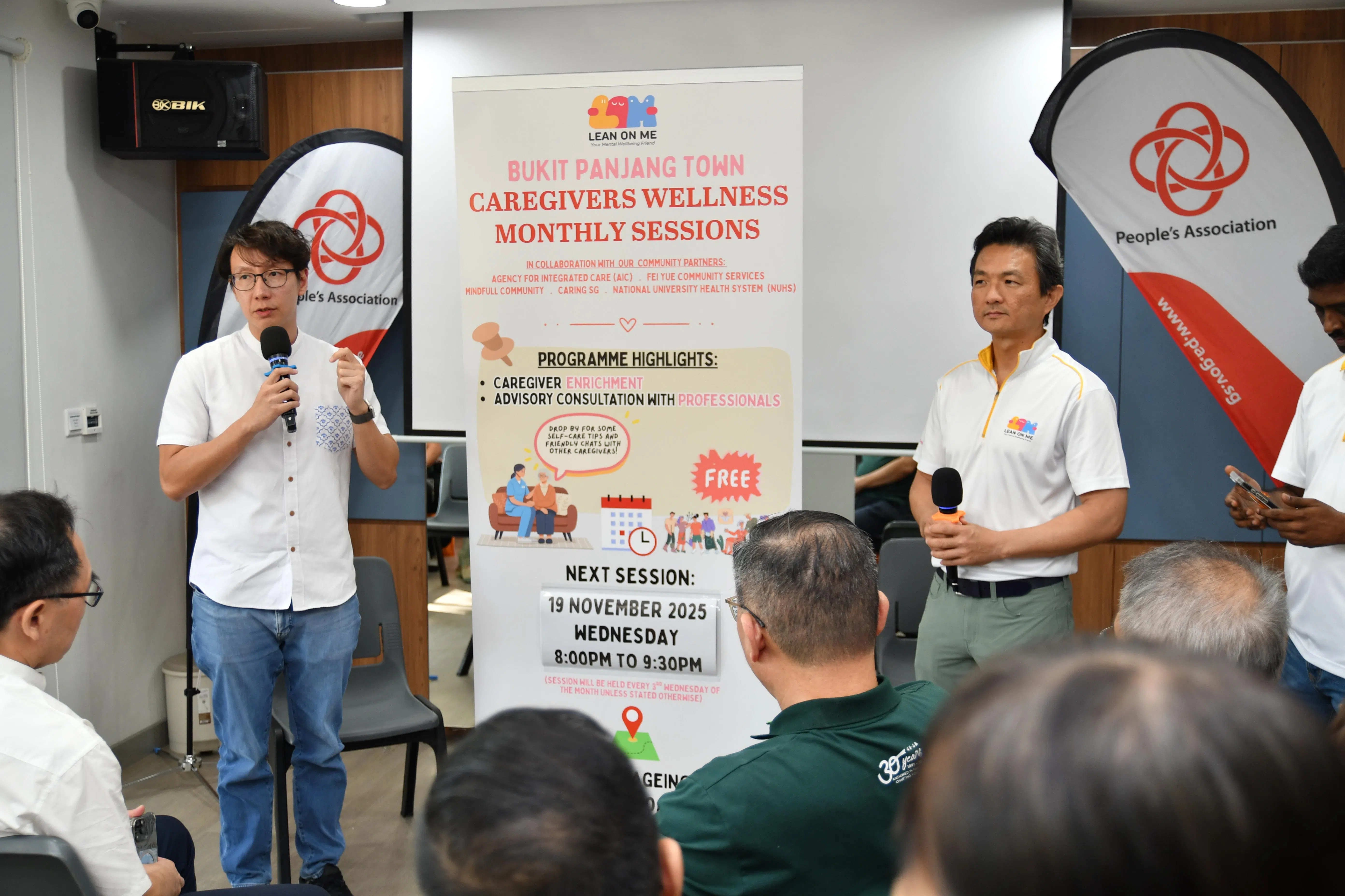 荷兰—武吉知马集选区议员谢秉辉（左）和正华区健康大使廖永辉星期六在看护者交流会上介绍即将推出的看护者健康计划。 （人民协会提供）