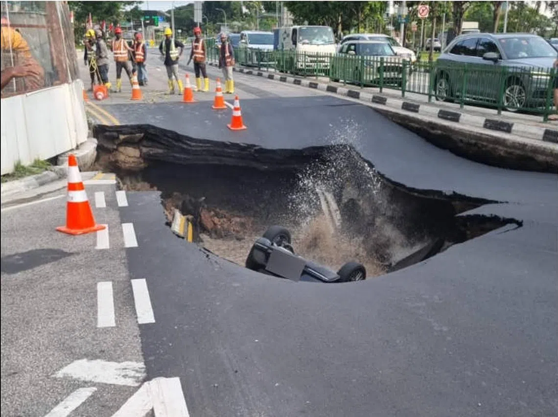 掉落地陷坑的车上有一名女性驾驶员，民防部队已经将她送往莱佛士医院。（取自脸书）