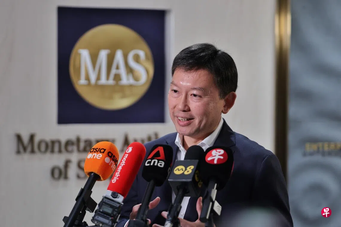 国家发展部长兼金管局副主席徐芳达星期三接受媒体访问时说，他并不认为新加坡与香港之间的竞争是零和博弈。 （唐家鸿摄）