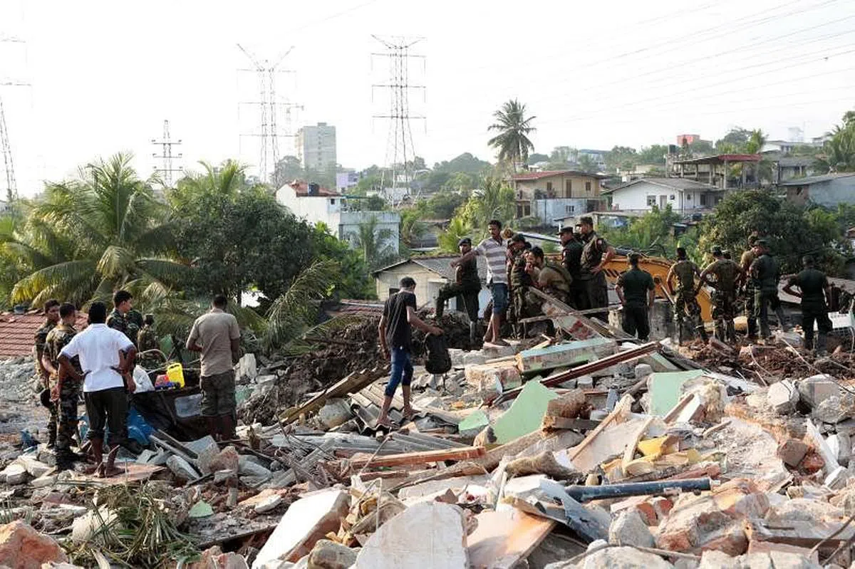 由于人口增长，斯里兰卡和印度的城市很多待处理的垃圾山。图为科伦坡一座垃圾山坍塌。（新华社）
